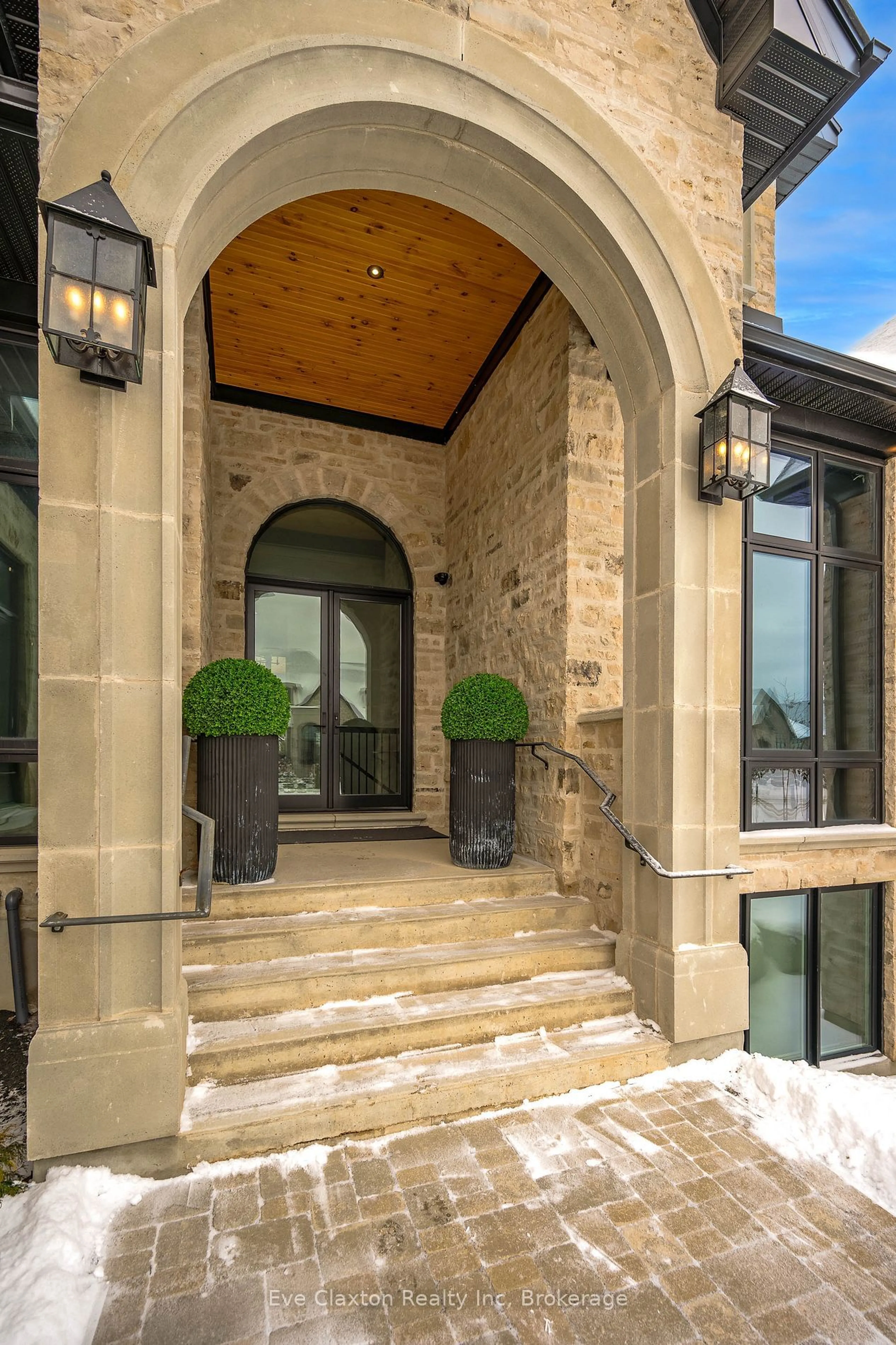 Indoor entryway for 112 Heritage Lake Dr, Puslinch Ontario N0B 2J0