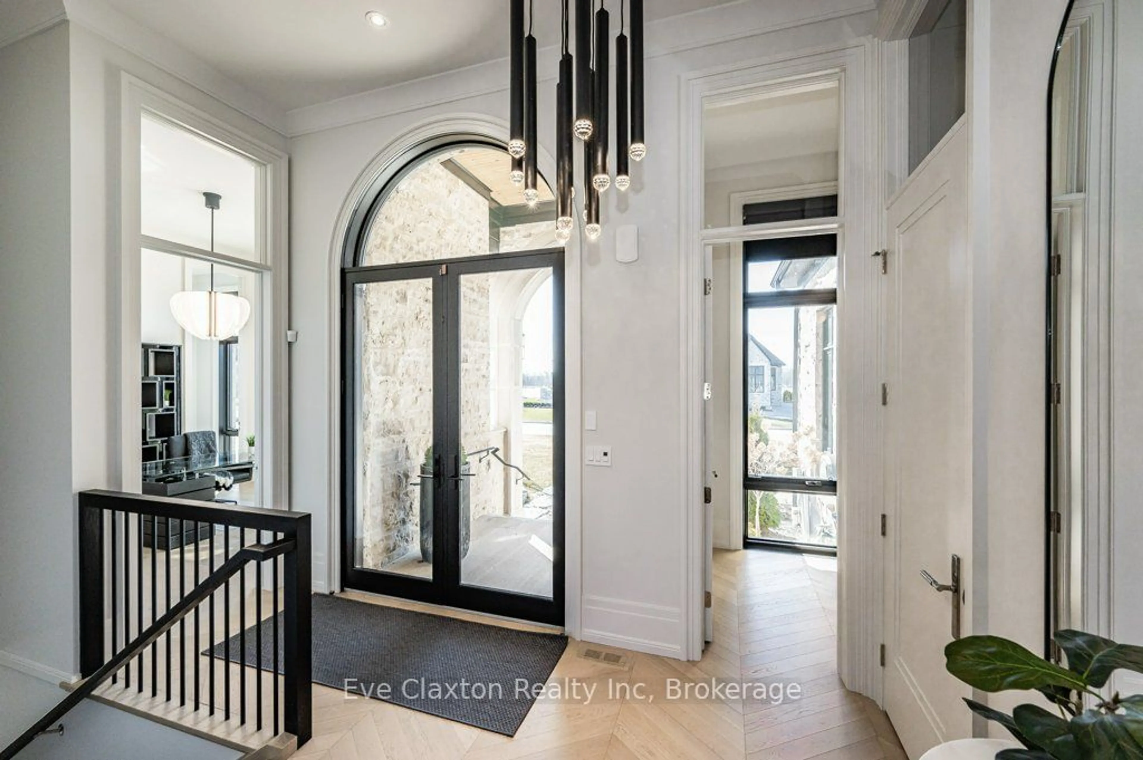 Indoor entryway for 112 Heritage Lake Dr, Puslinch Ontario N0B 2J0