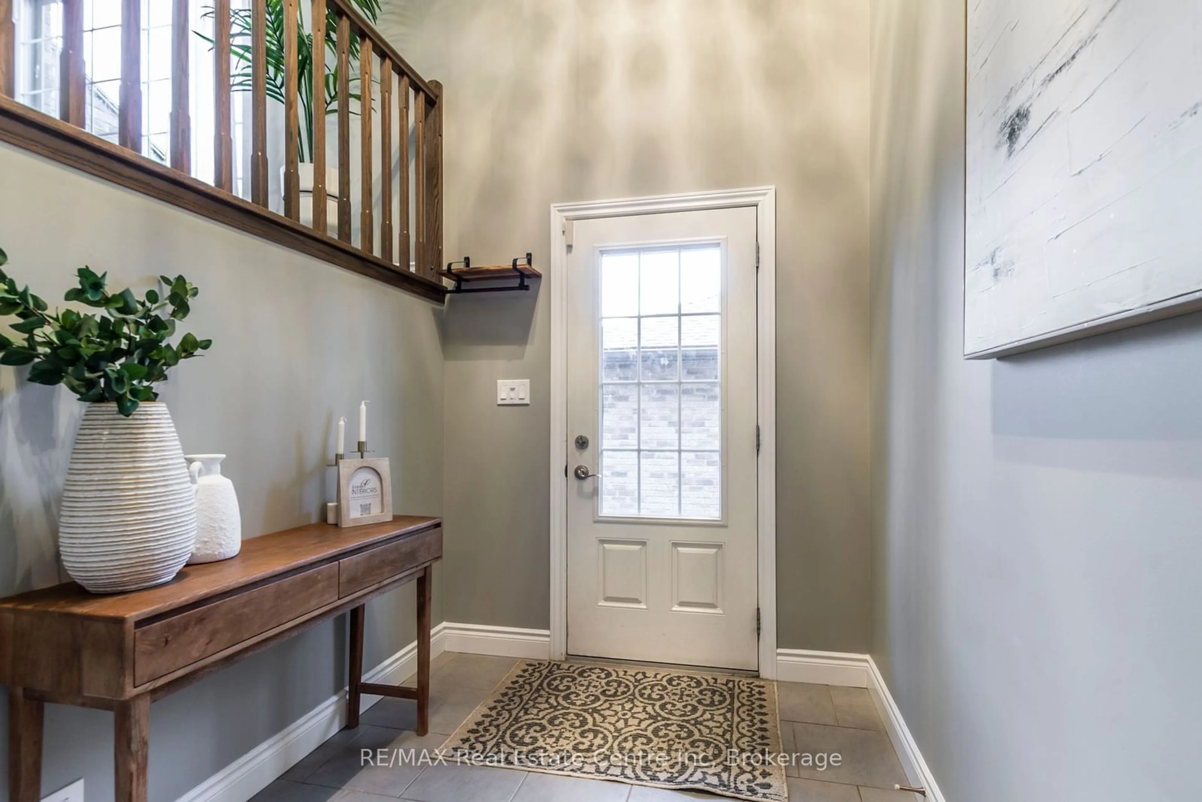 Indoor entryway for 25 Jeffrey Dr, Guelph Ontario N1E 0L6