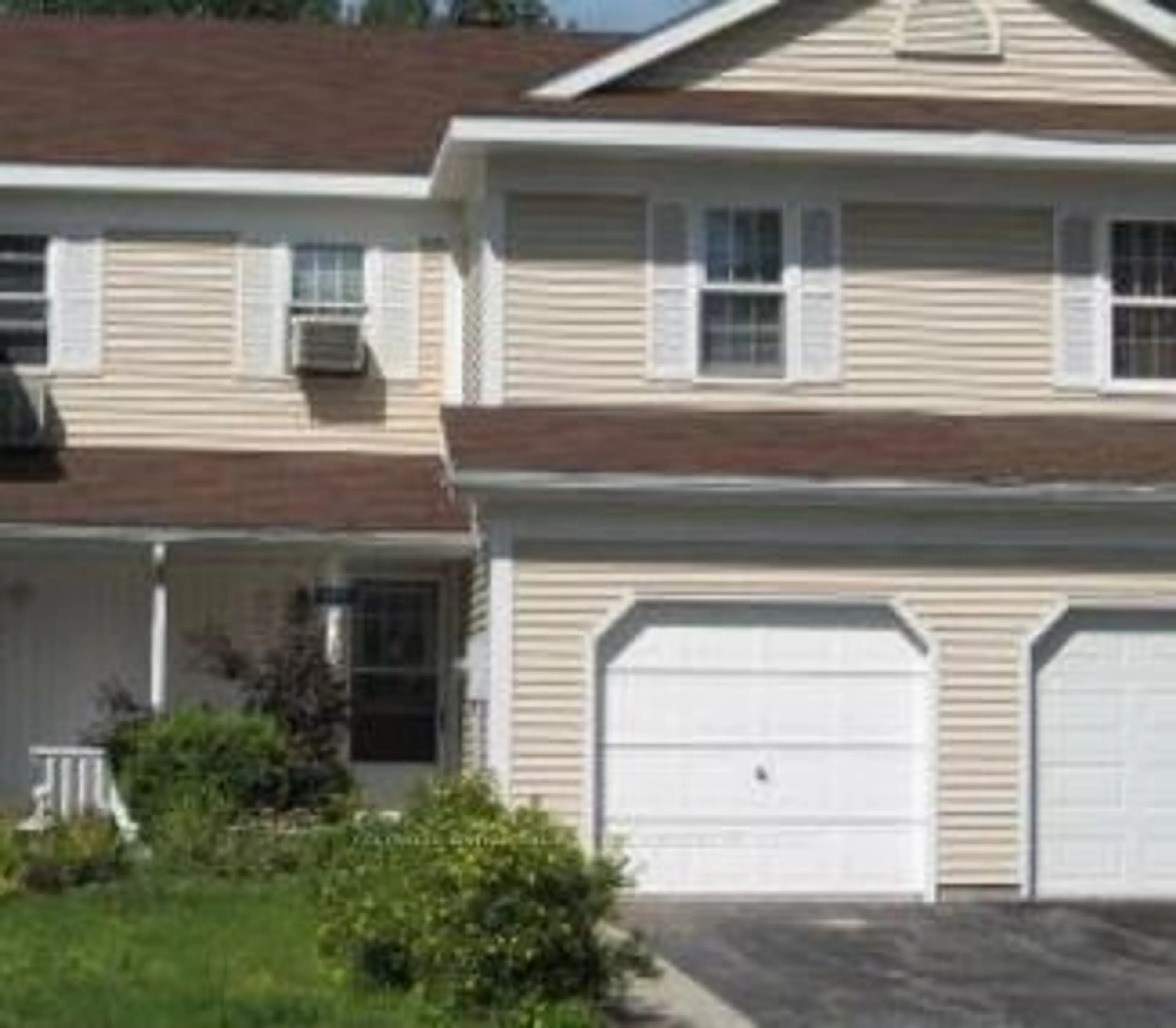 Home with vinyl exterior material, street for 375 John St, Gravenhurst Ontario P1P 1J1