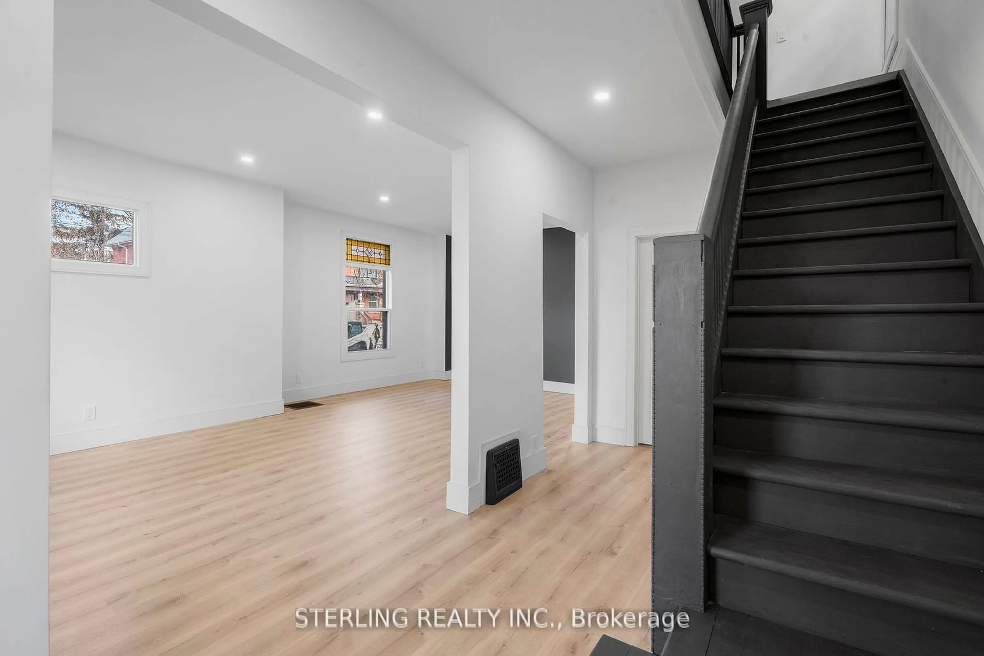 Indoor entryway for 200 Stewart St, Peterborough Ontario K9J 3M5