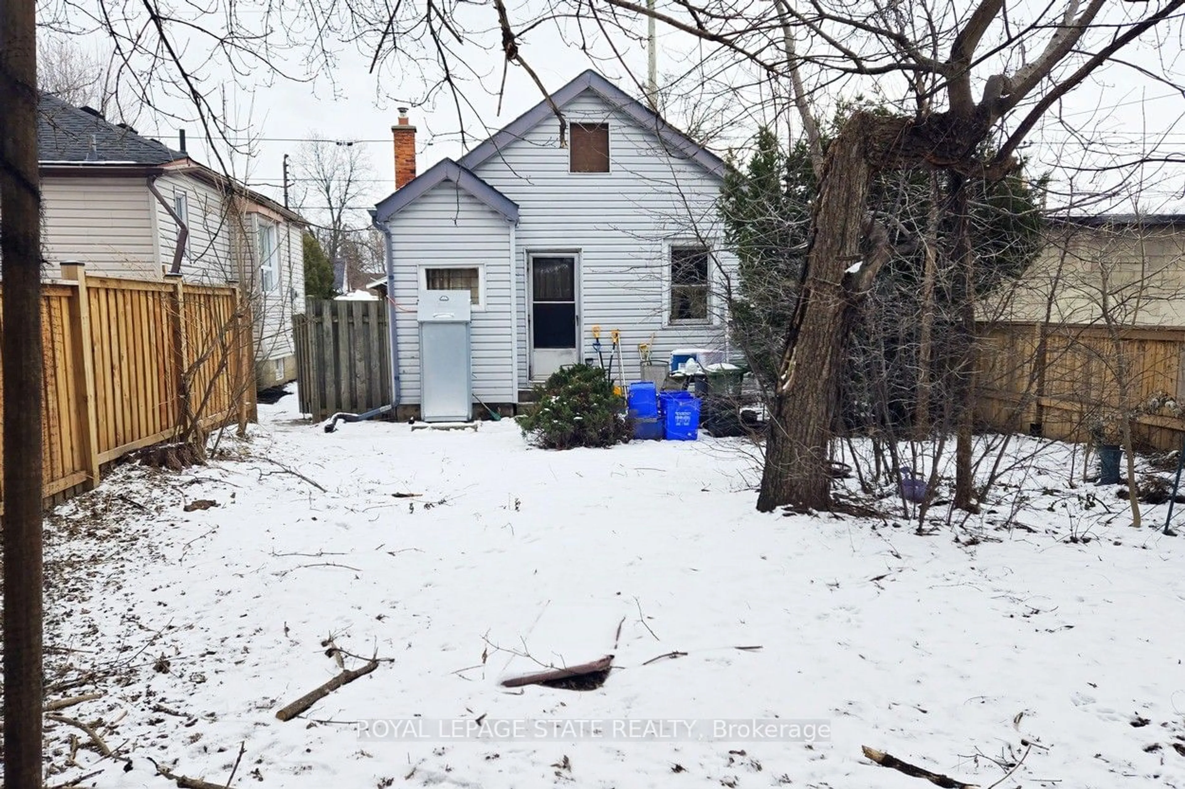 Shed for 56 East 34th St, Hamilton Ontario L8V 3W3