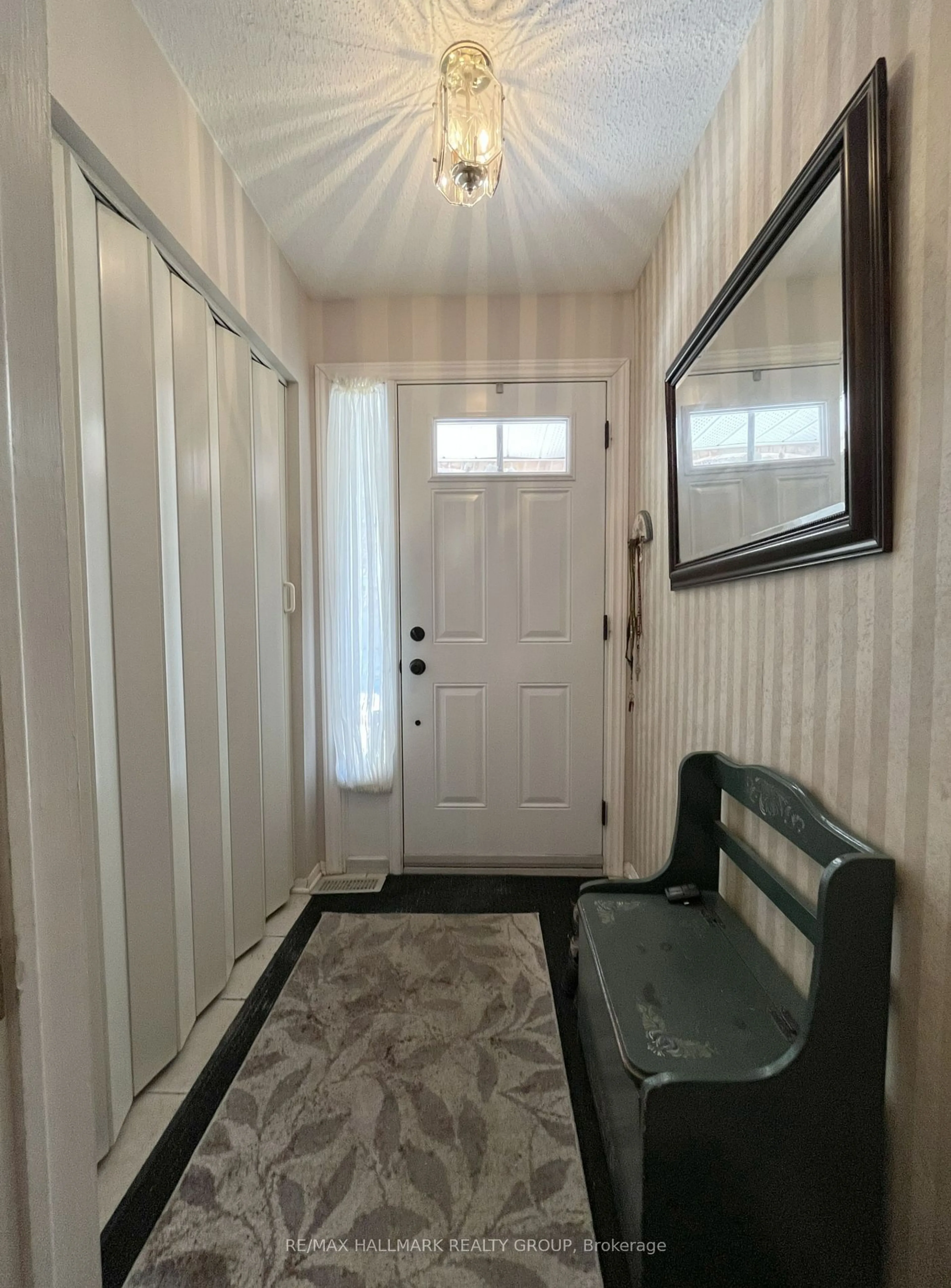 Indoor entryway for 3 Lightfoot Pl, Kanata Ontario K2L 3M5