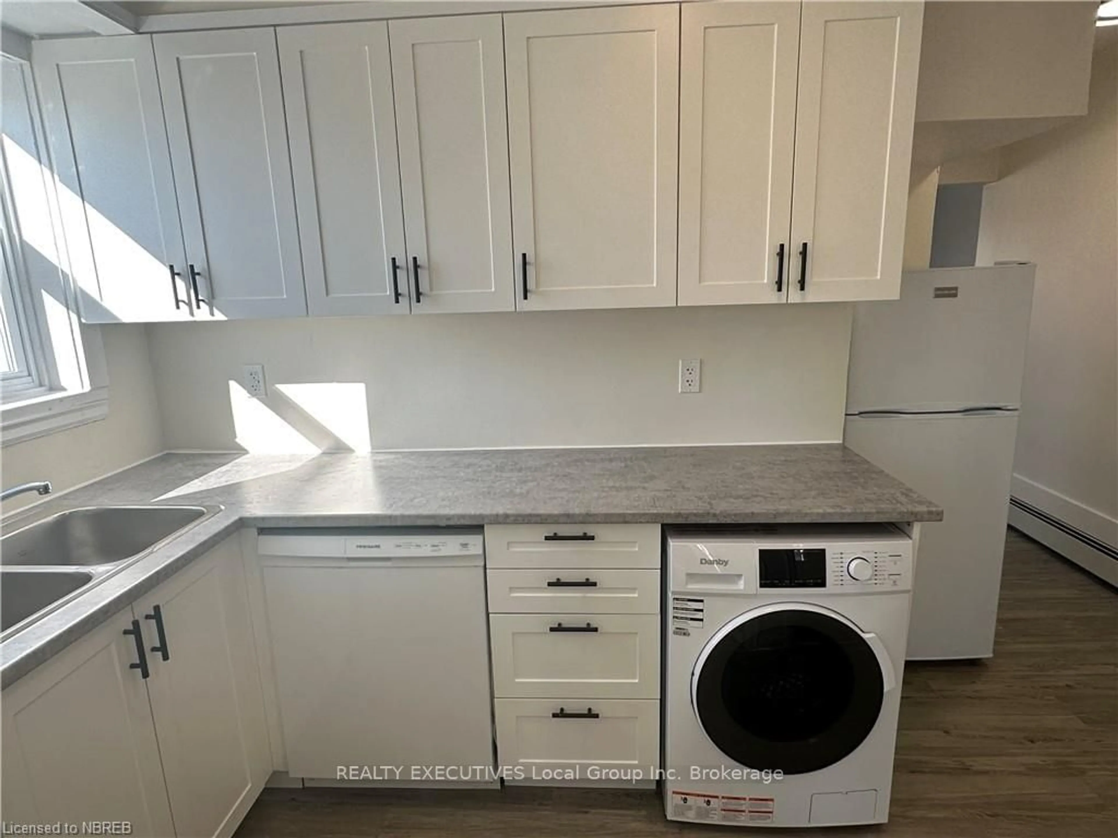 Standard kitchen, unknown for 245 Mattawa St, North Bay Ontario P1B 4M2
