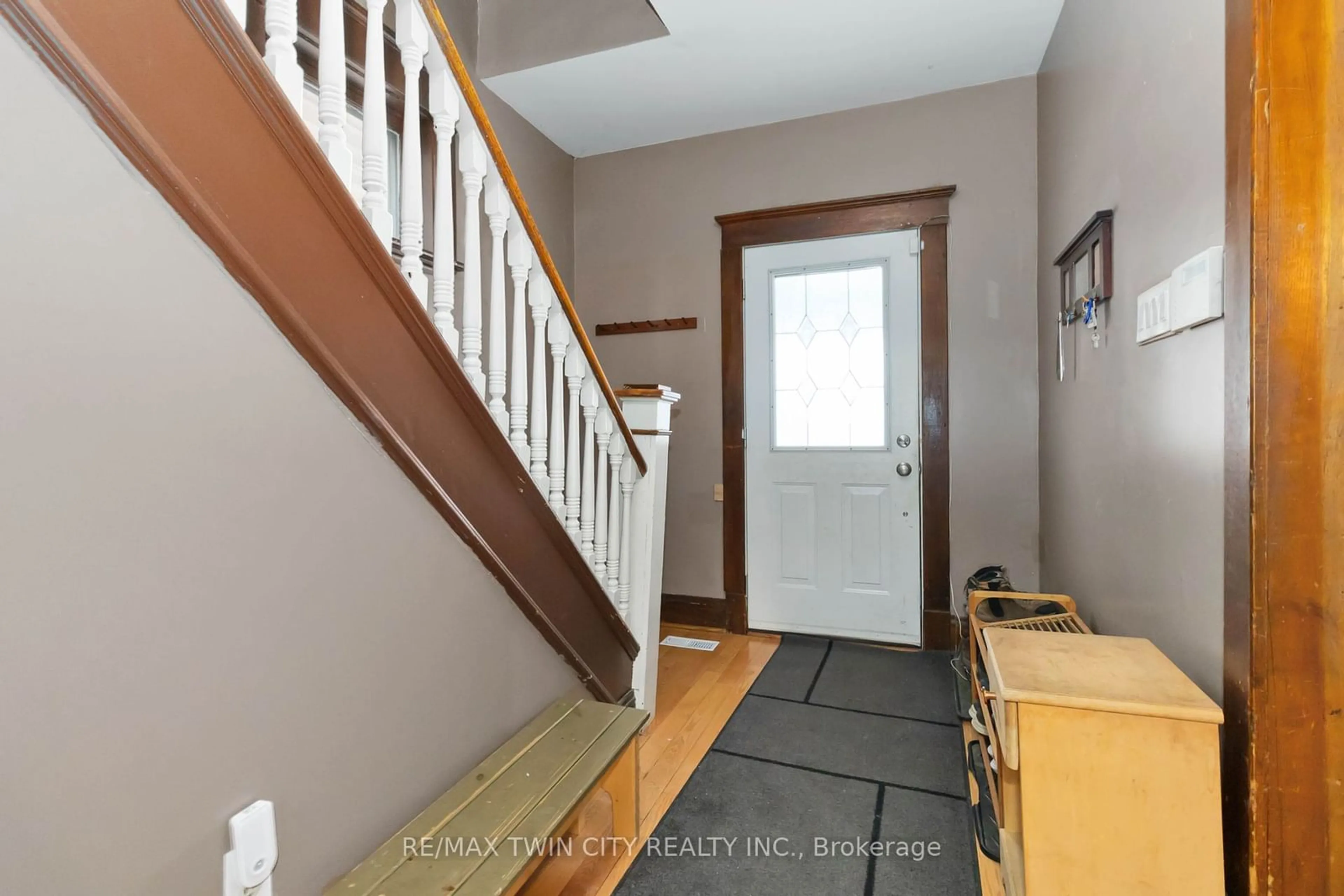 Indoor entryway for 231 Sheridan St, Brantford Ontario N3S 4R4