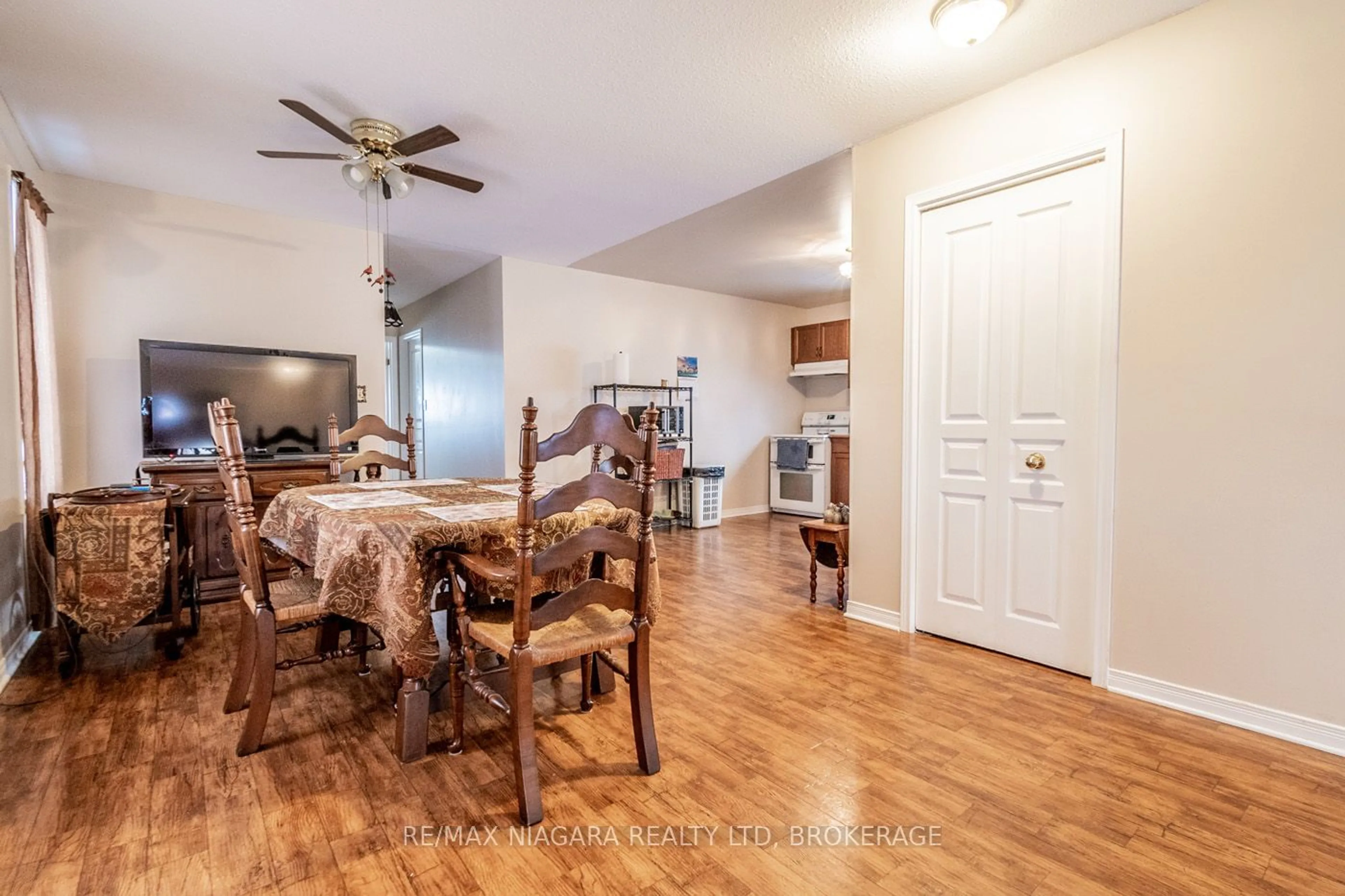 Dining room, wood/laminate floor for 14 JENNIFER Cres, St. Catharines Ontario L2M 7Y9