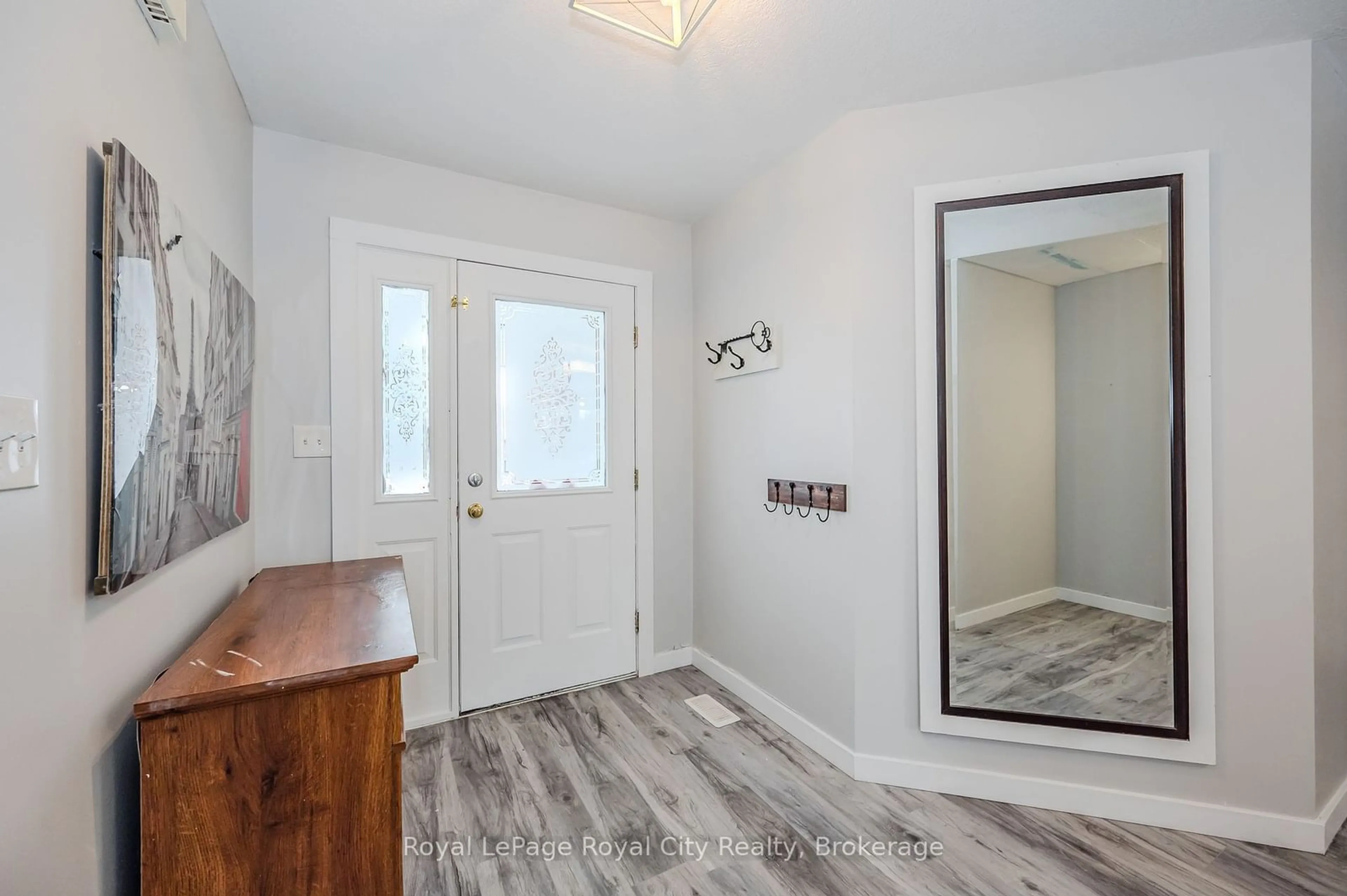 Indoor entryway for 67 Teal Dr, Guelph Ontario N1C 1G4