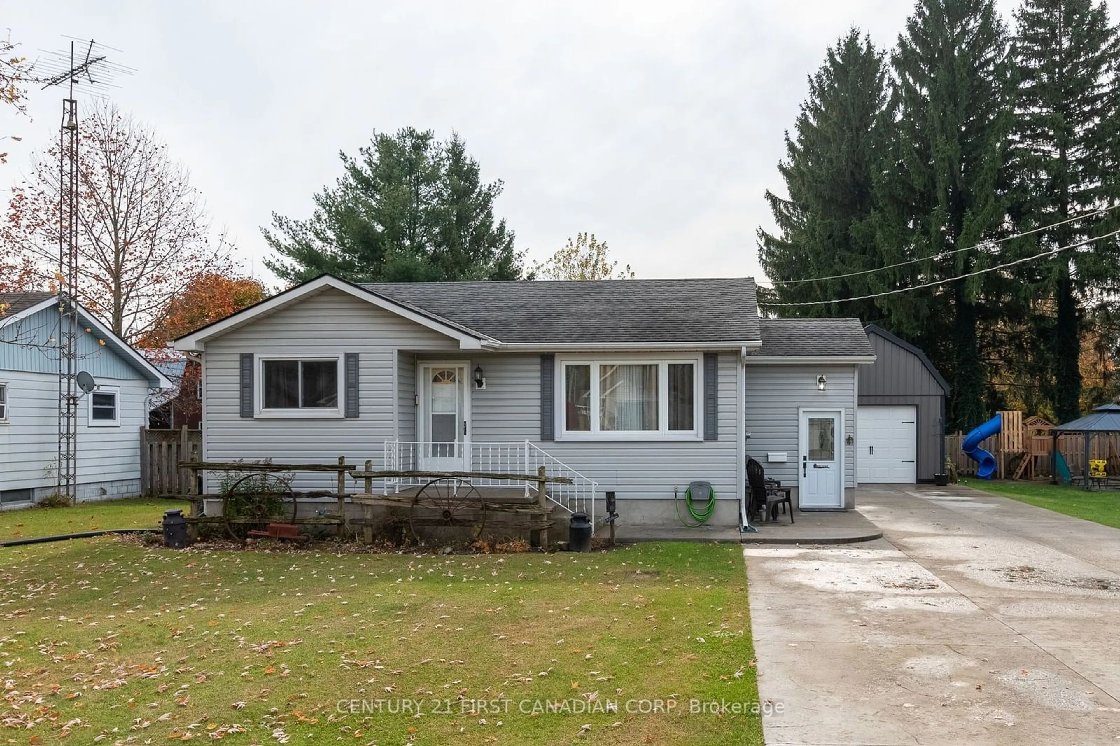 Home with vinyl exterior material, street for 55867 Third St, Bayham Ontario N0J 1Y0