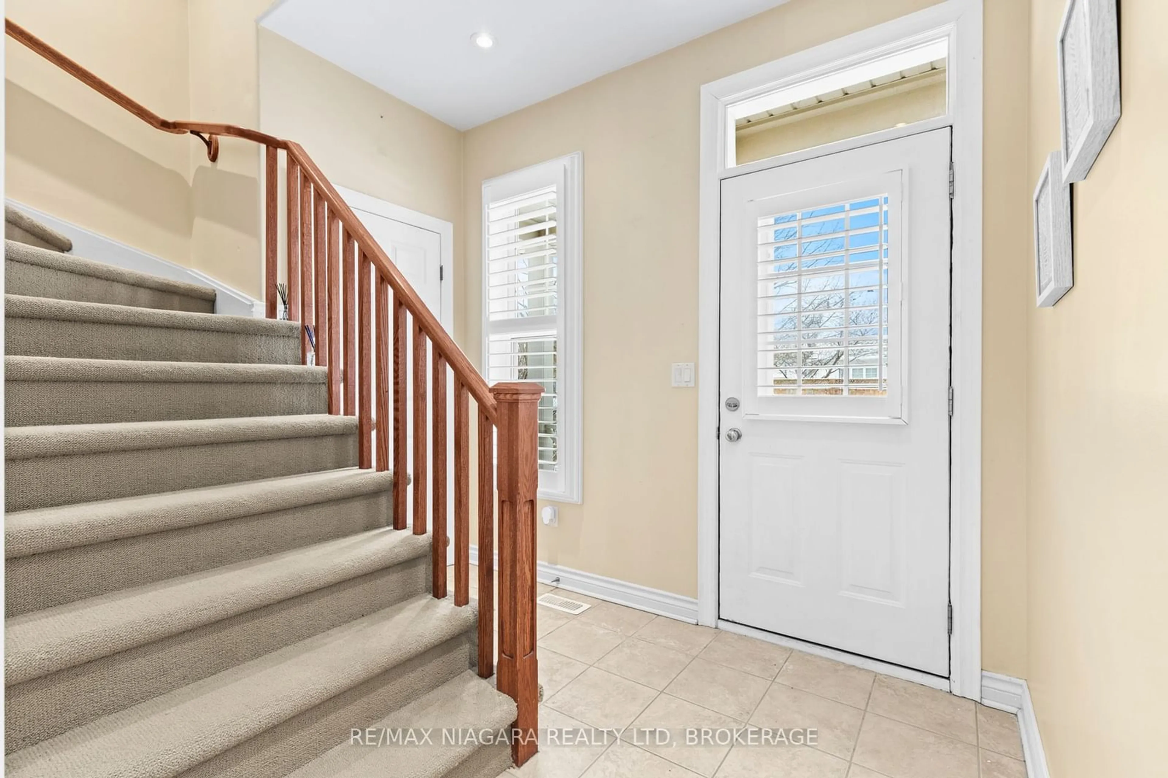 Indoor entryway for 450 Nassau St #9, Niagara-on-the-Lake Ontario L0S 1J0