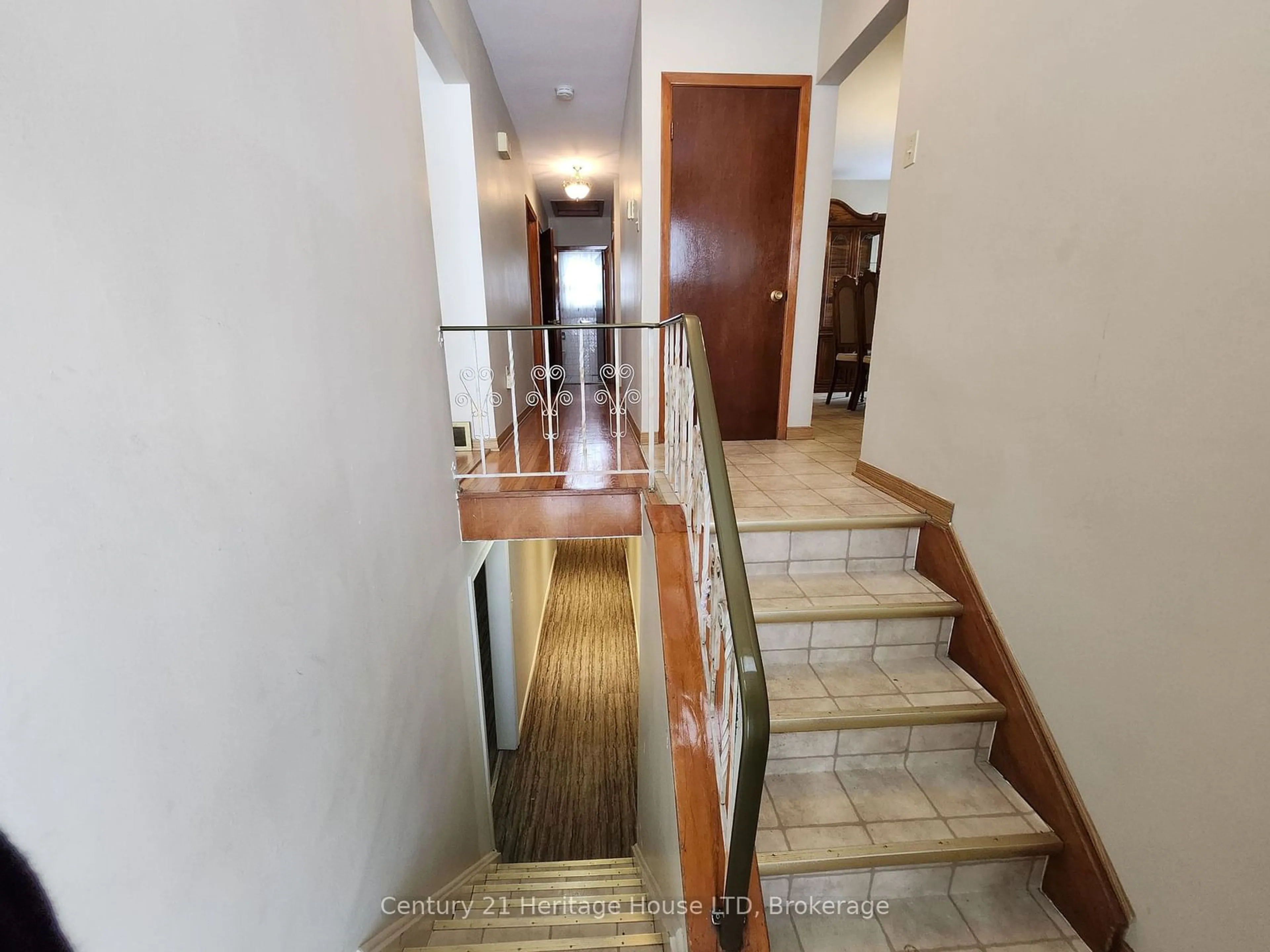 Indoor foyer for 6684 Winston St, Niagara Falls Ontario L2G 5G3