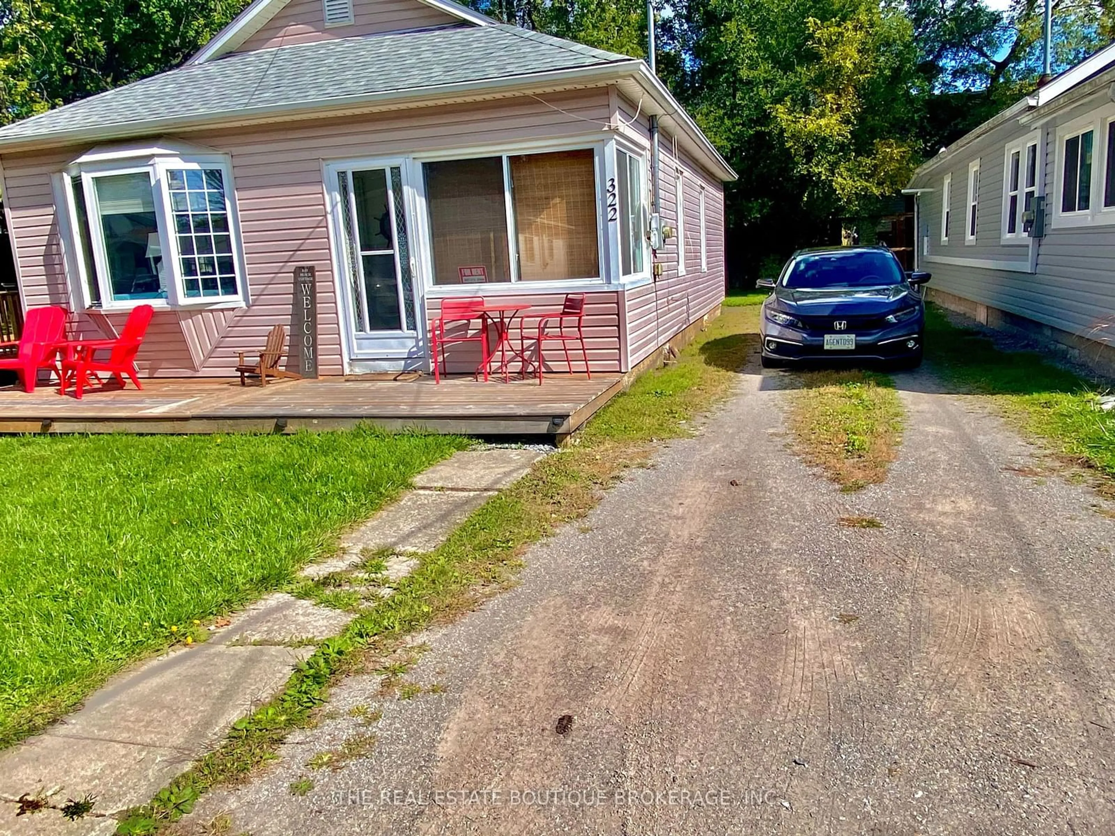 A pic from outside/outdoor area/front of a property/back of a property/a pic from drone, street for 322 Oxford Ave, Fort Erie Ontario L0S 1B0