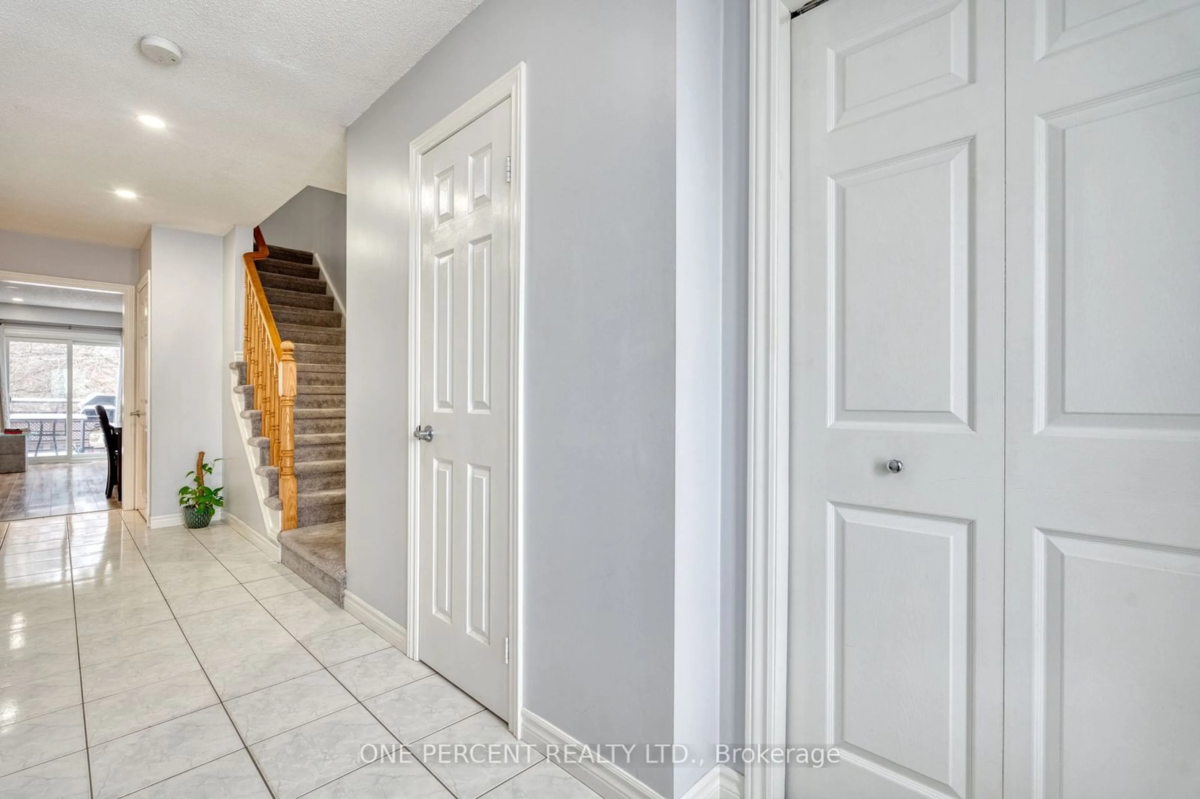 Indoor foyer for 139 Essling Ave, Hamilton Ontario L9B 2H9