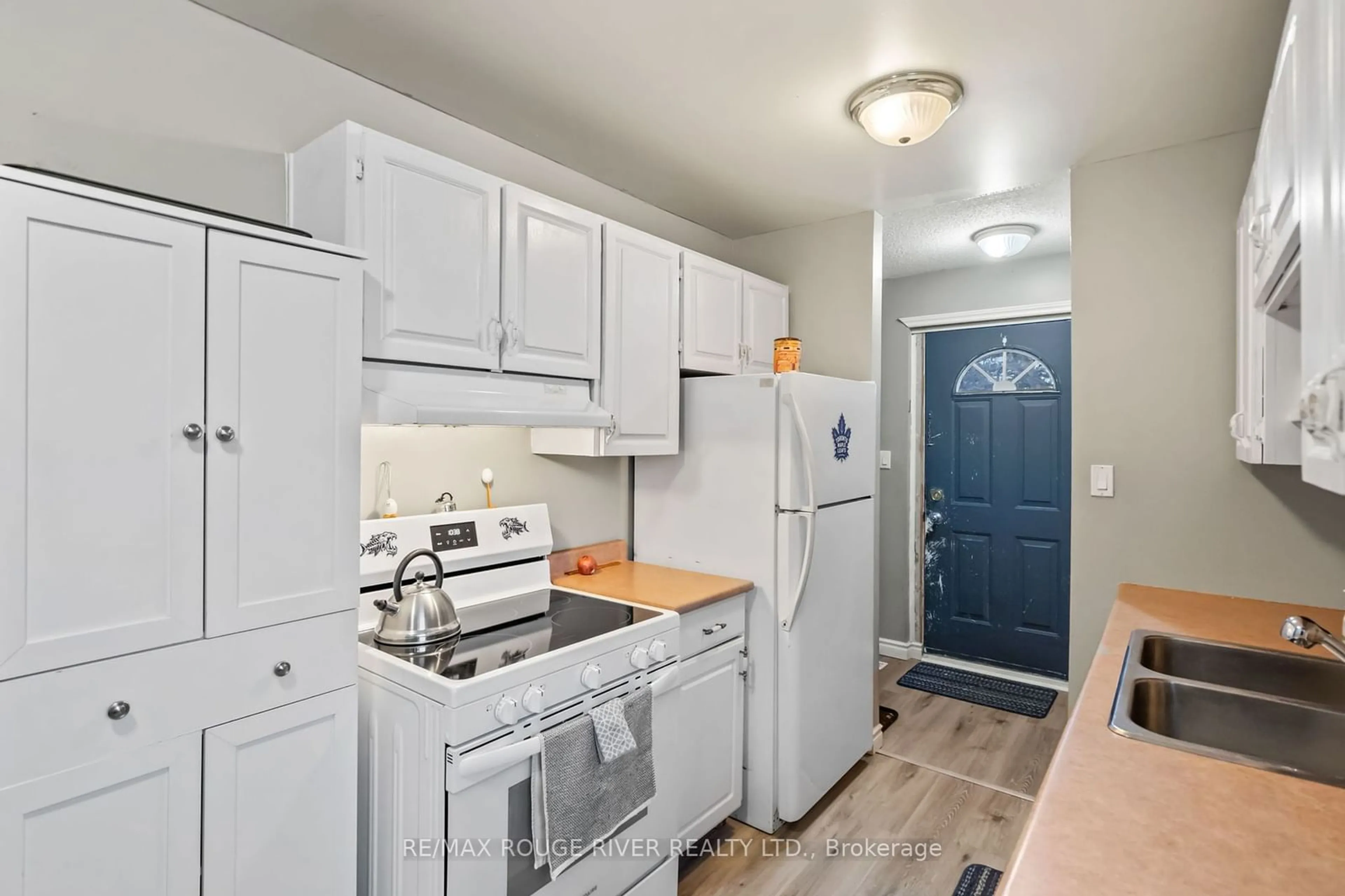 Standard kitchen, unknown for 46 Bocage St, Quinte West Ontario K8V 2L4