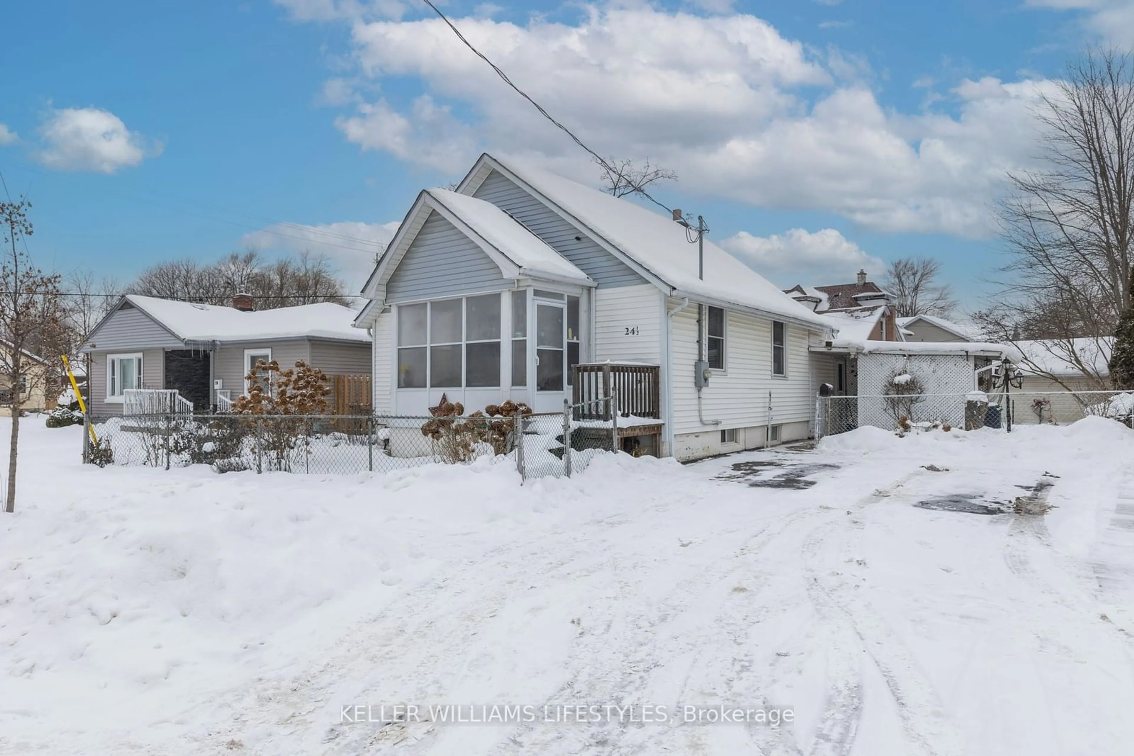 A pic from outside/outdoor area/front of a property/back of a property/a pic from drone, street for 24.5 Briscoe St, London Ontario N6J 1M1