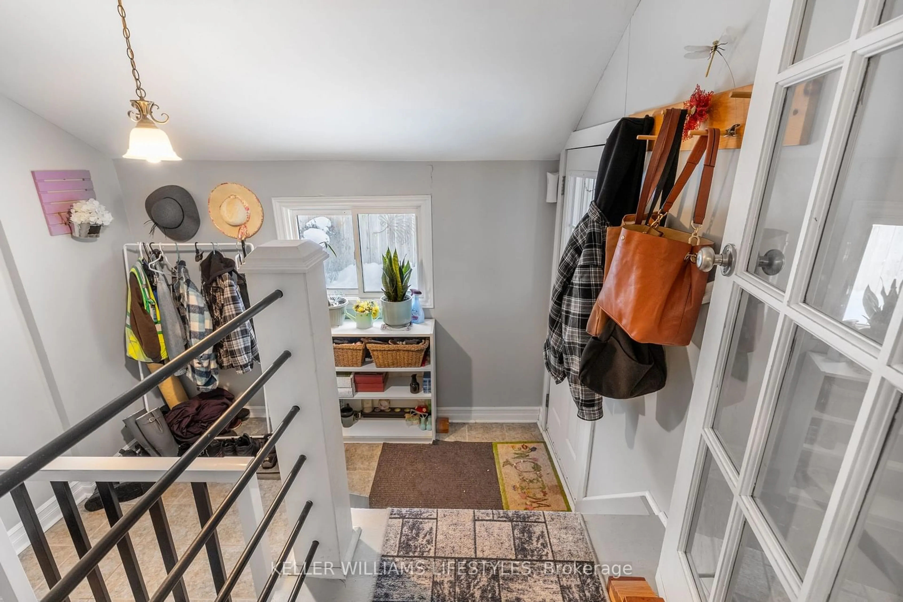 Indoor entryway for 24.5 Briscoe St, London Ontario N6J 1M1