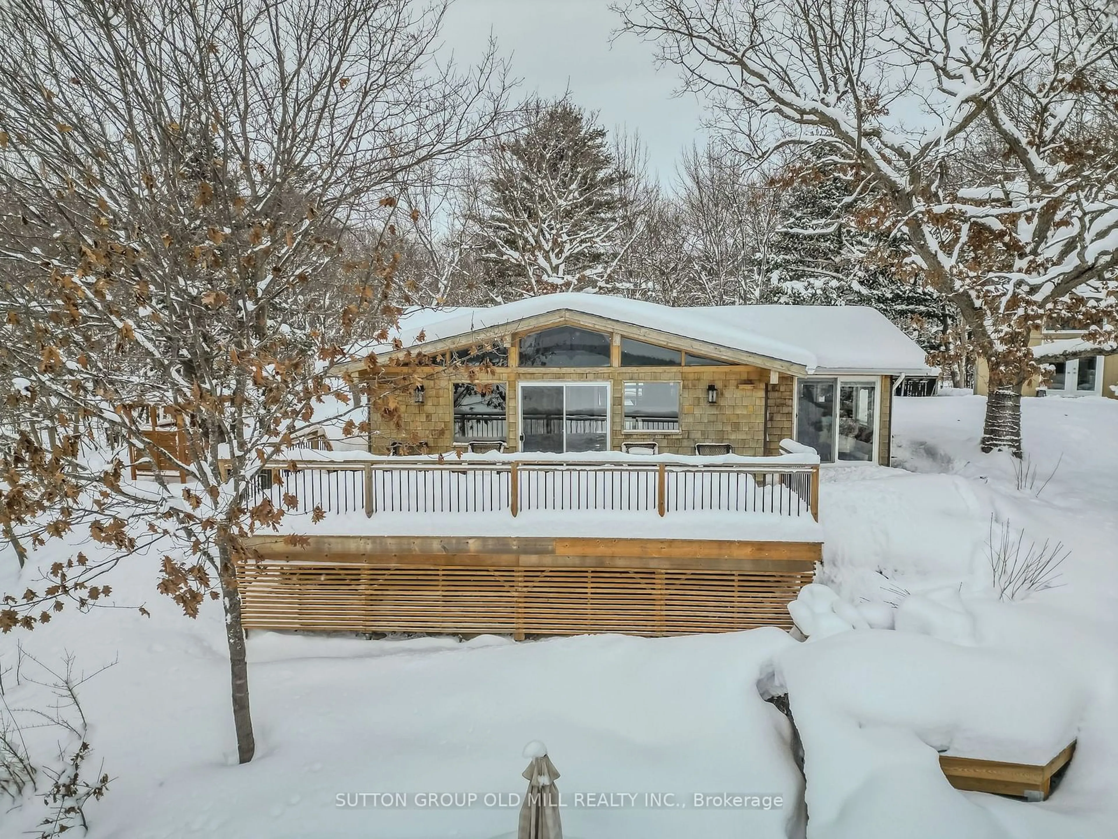 A pic from outside/outdoor area/front of a property/back of a property/a pic from drone, street for 1025 North Morrison Lake Rd, Gravenhurst Ontario P0E 1G0