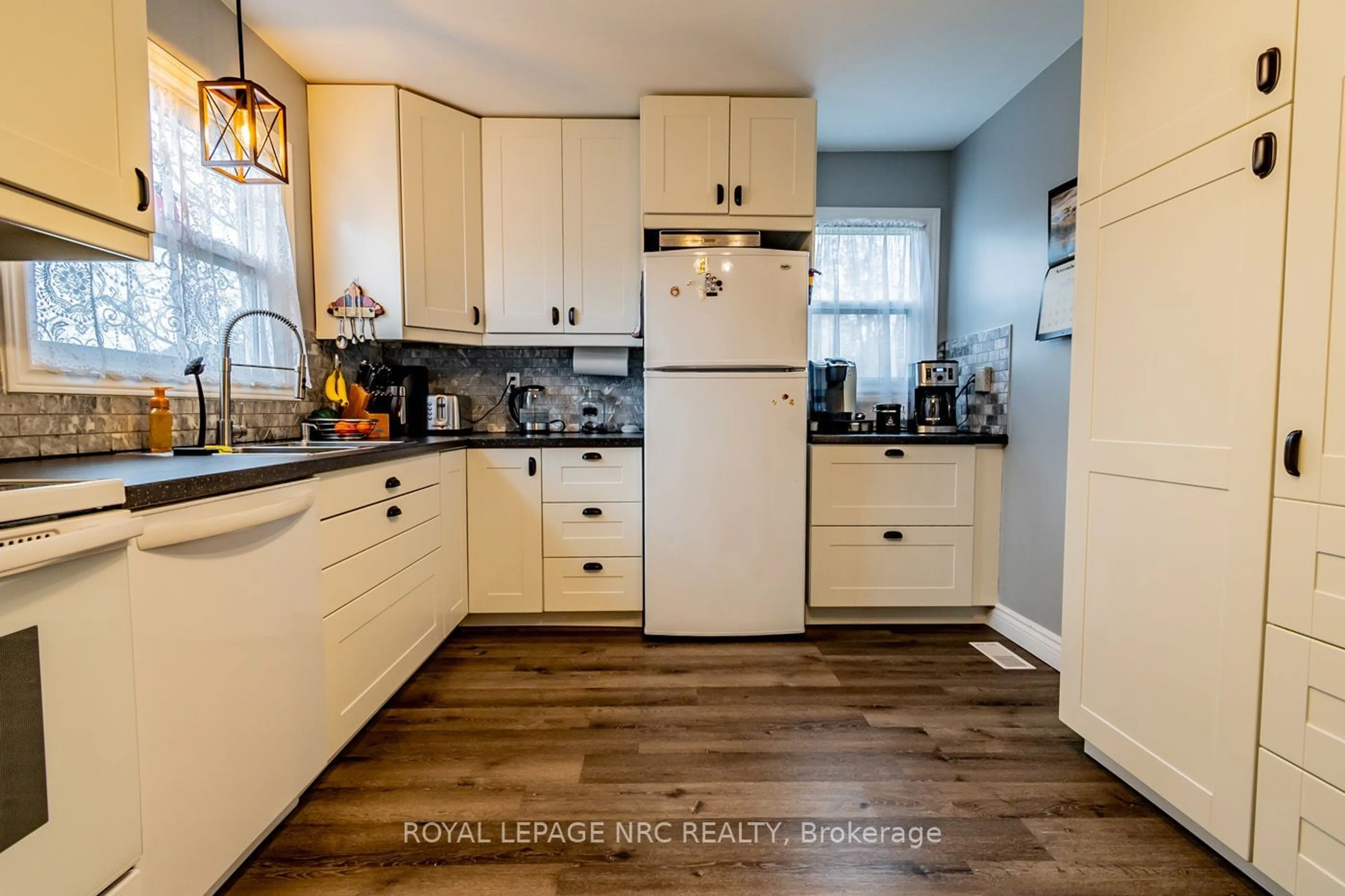 Open concept kitchen, unknown for 20 Richmond St, Thorold Ontario L2V 3G4