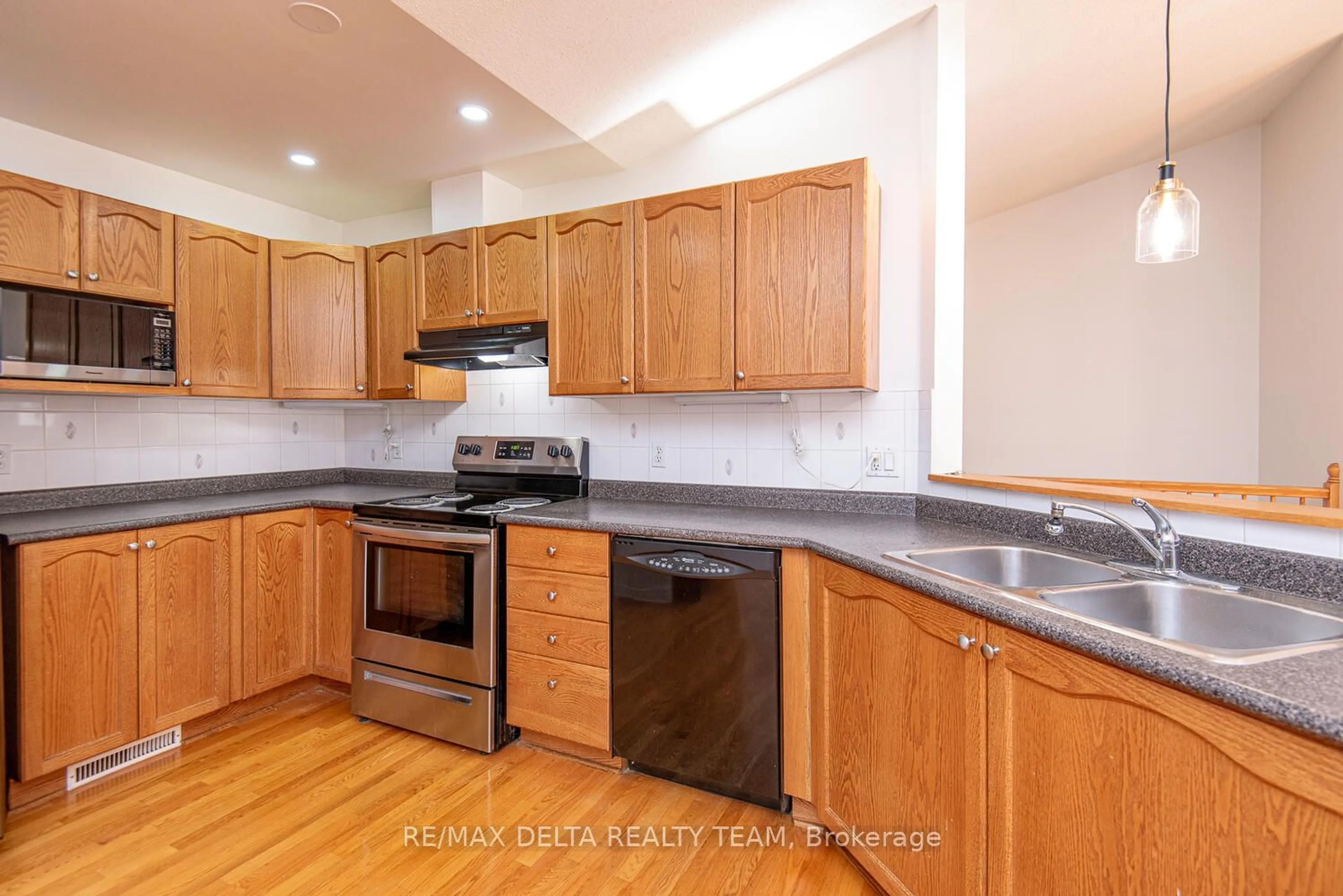 Standard kitchen, wood/laminate floor for 8 Spinney Way, Barrhaven Ontario K2J 4Y8