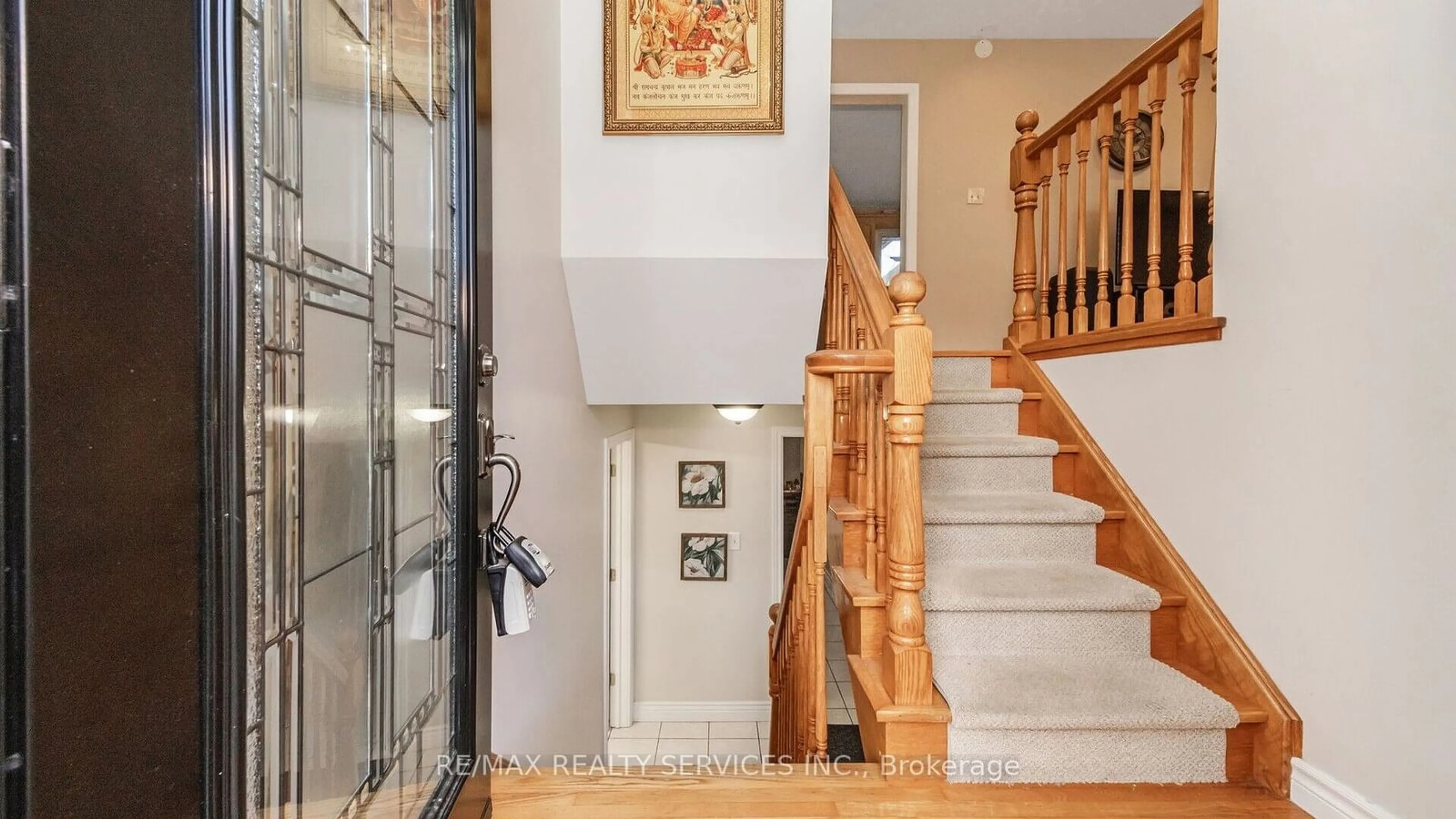 Indoor foyer for 364 Roselawn Pl, Waterloo Ontario N2L 5P1