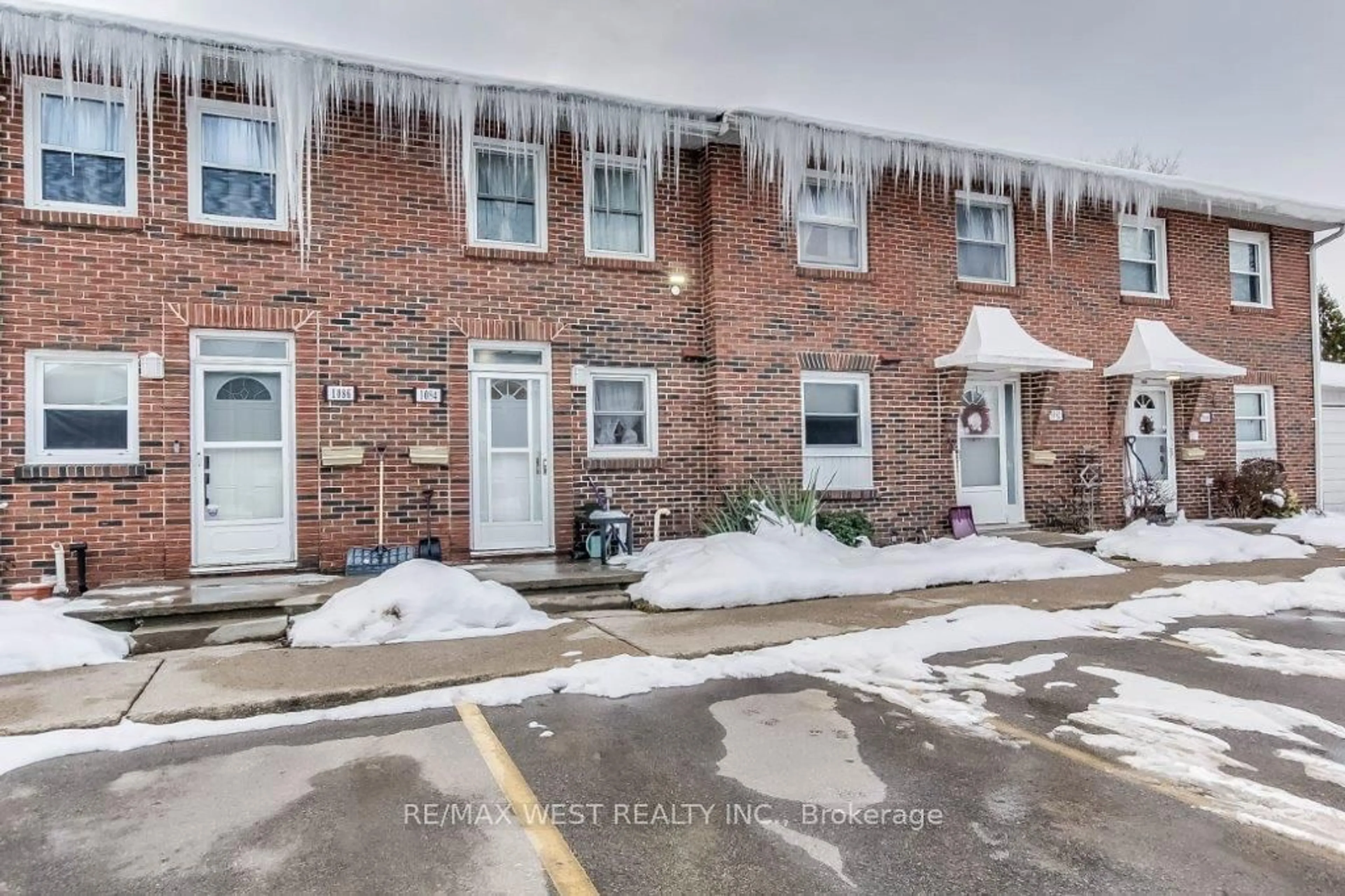 A pic from outside/outdoor area/front of a property/back of a property/a pic from drone, street for 1084 Southdale Rd, London Ontario N6E 1B2