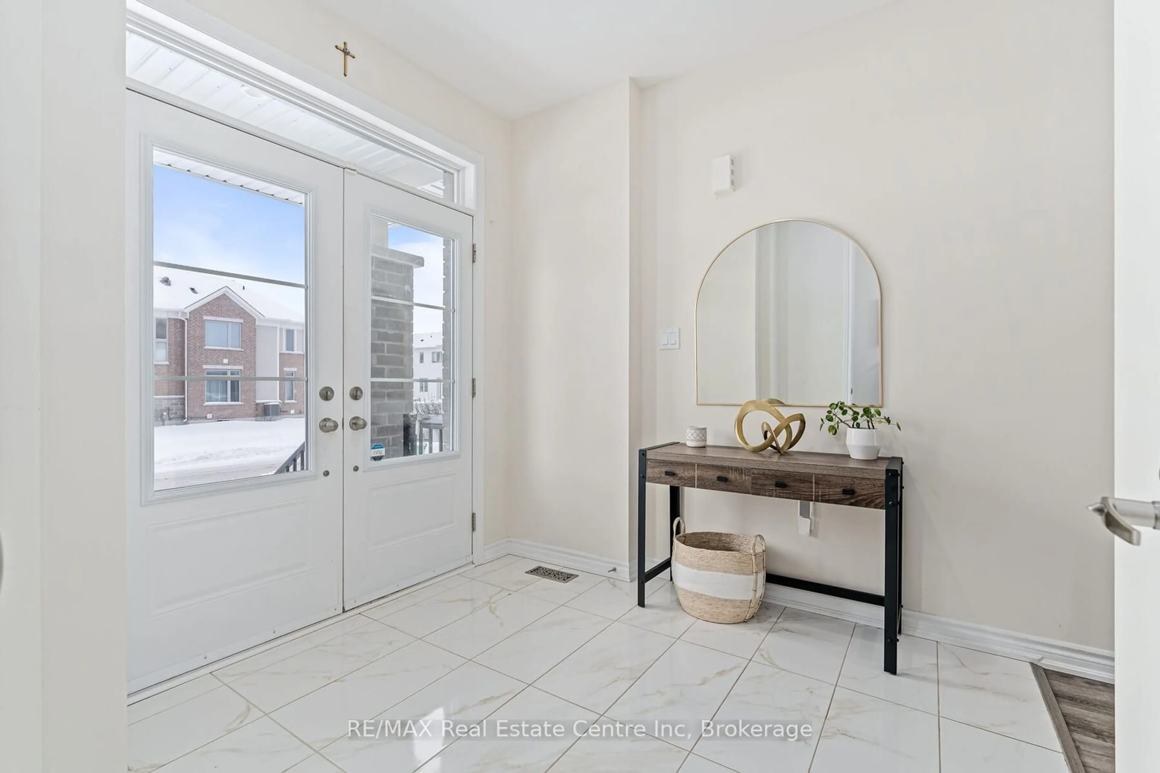 Indoor entryway for 43 Elliot Ave, Centre Wellington Ontario N1M 0J3