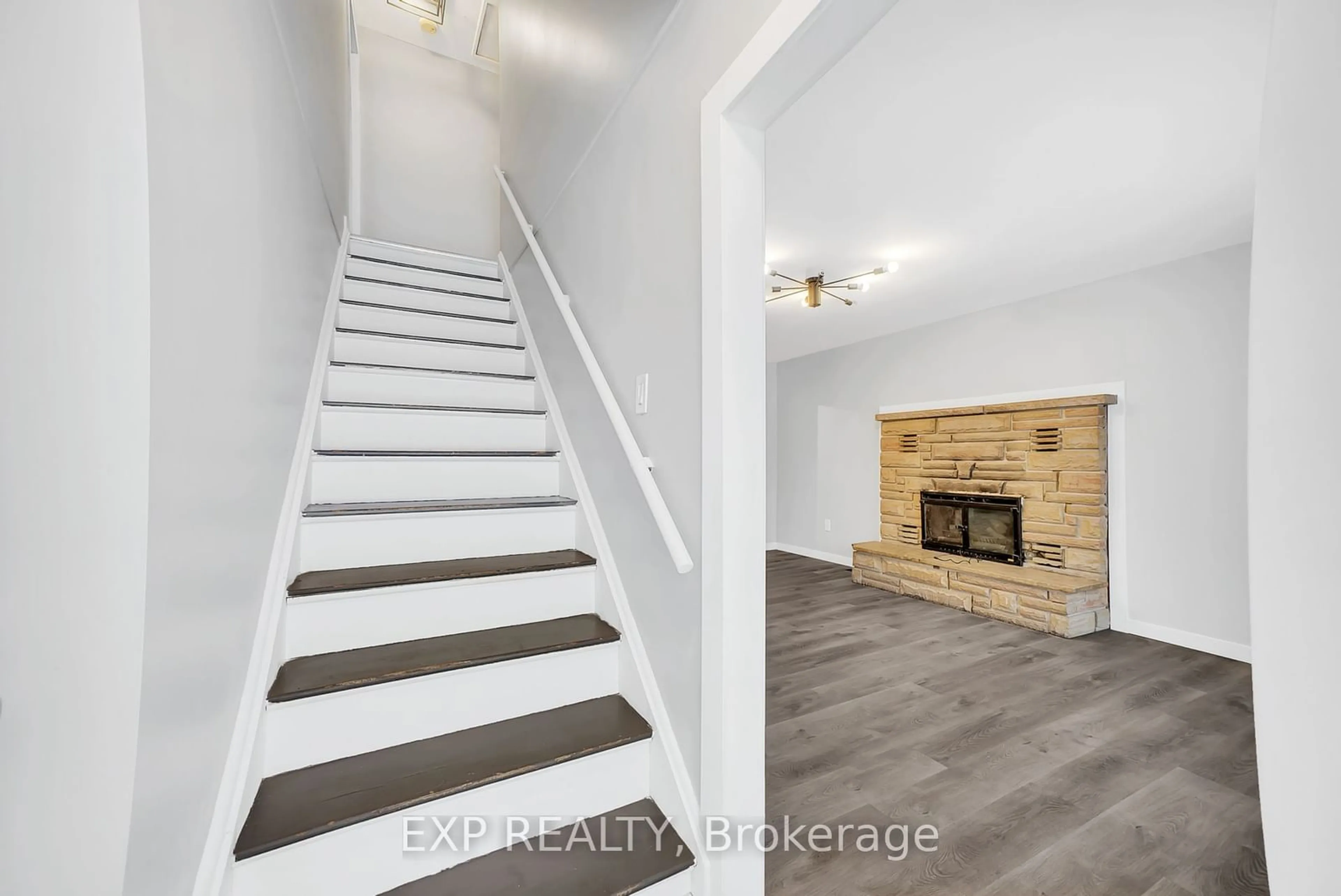 Indoor entryway for 8 Jackson St, Quinte West Ontario K8V 1Z7