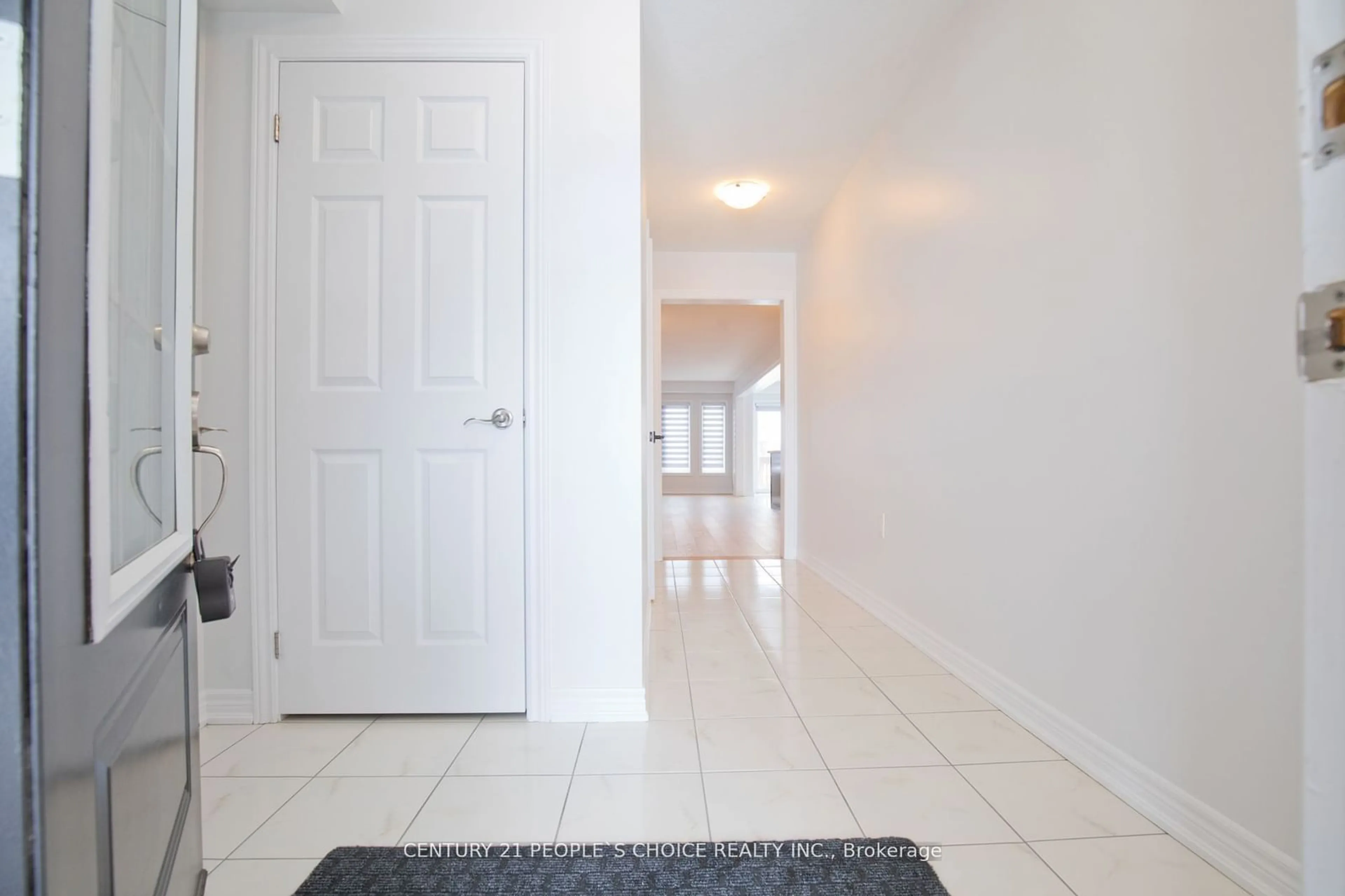 Indoor entryway for 740 Linden Dr #6, Cambridge Ontario N3H 0E3