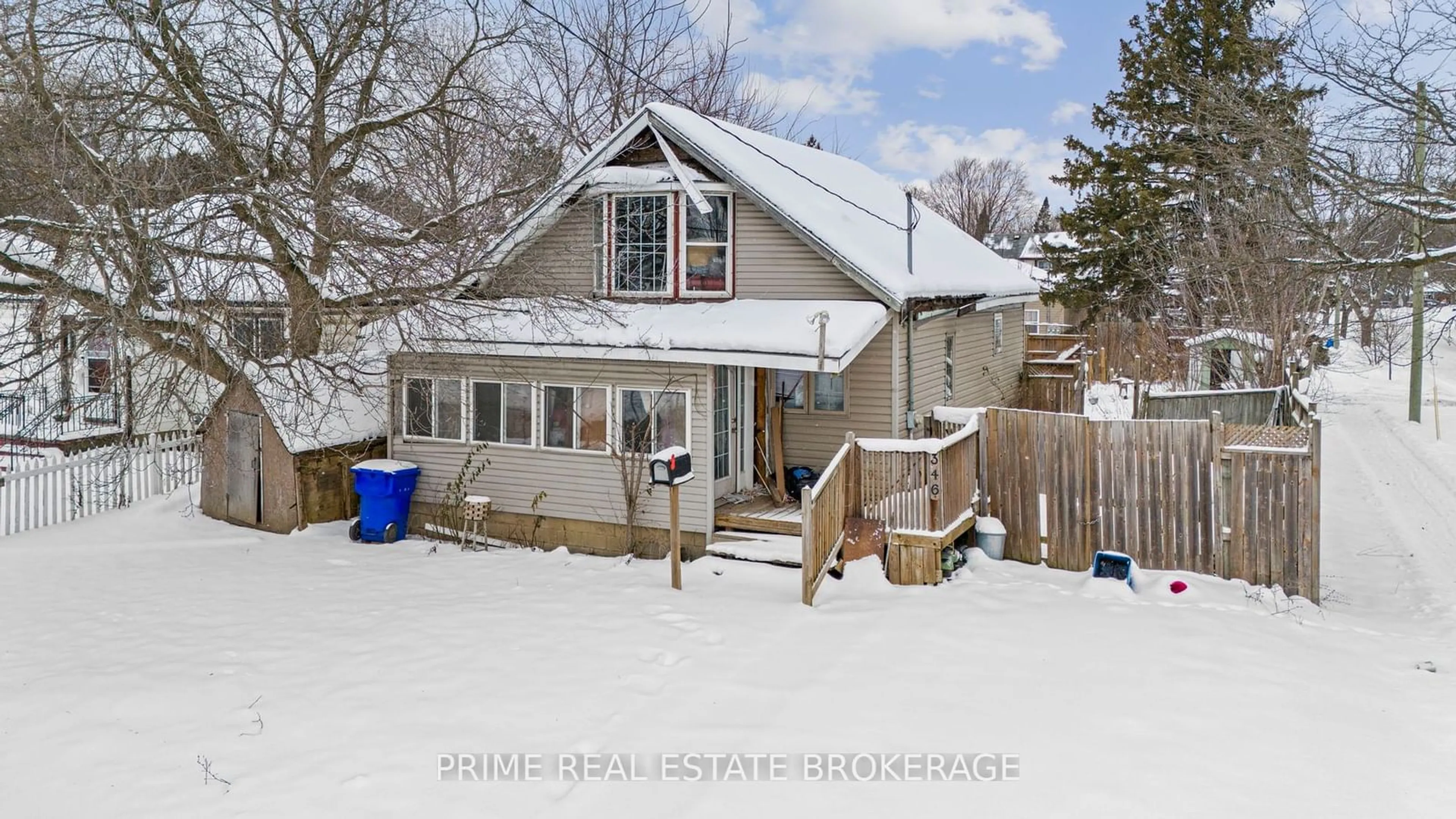 A pic from outside/outdoor area/front of a property/back of a property/a pic from drone, street for 346 Thompson Rd, London Ontario N5Z 2Z5