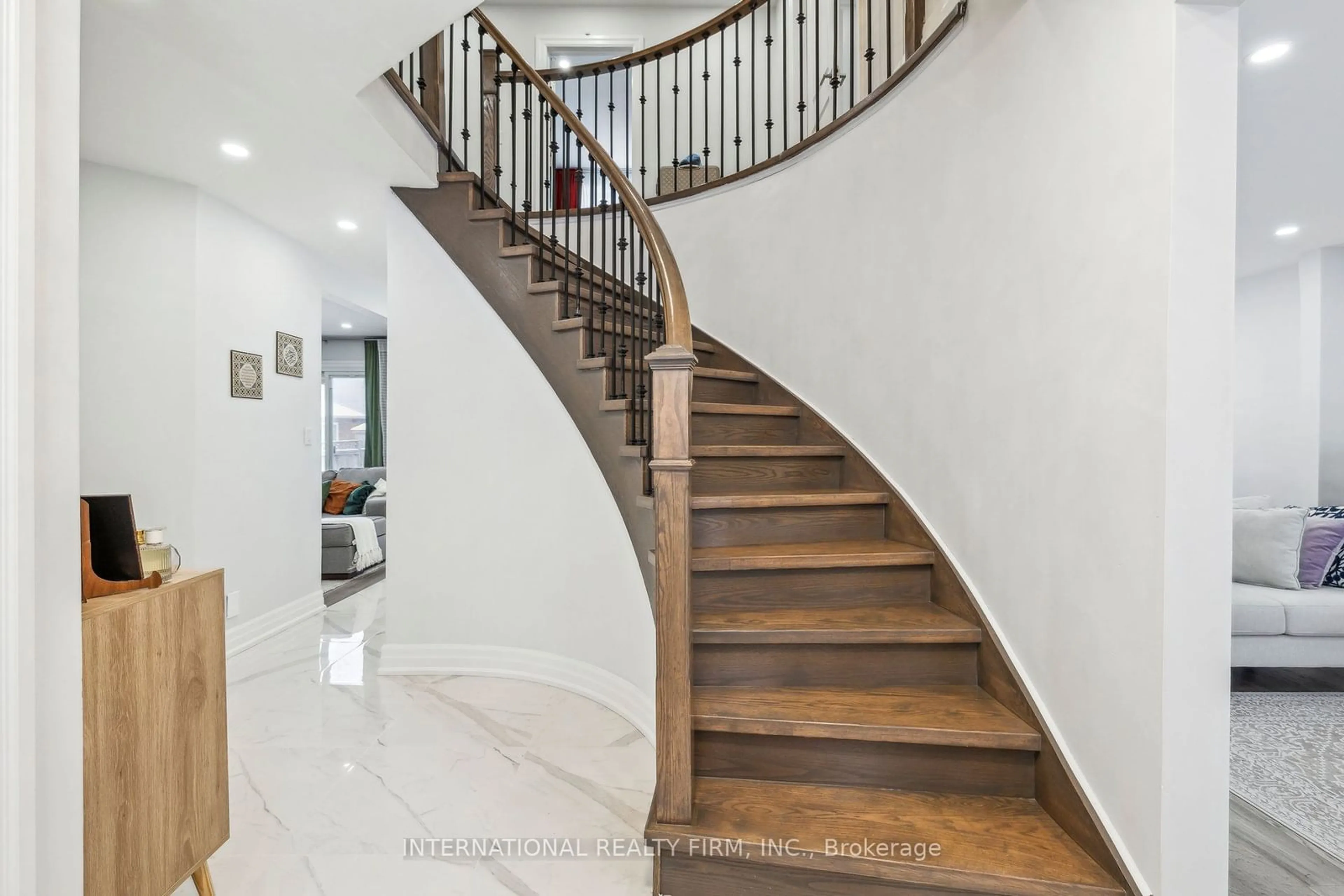 Stairs for 21 Walters Crt, St. Catharines Ontario L2S 3J9