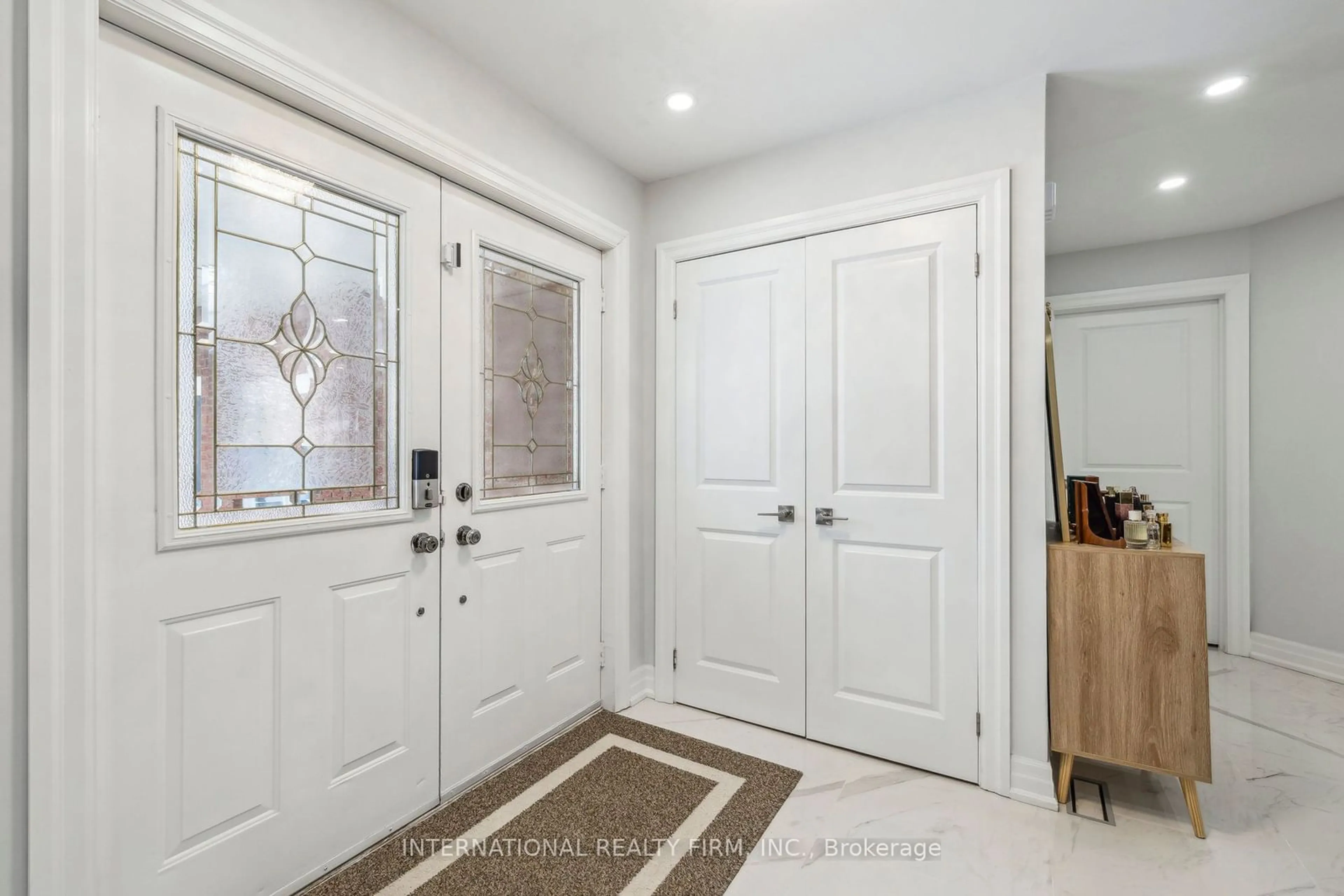 Indoor entryway for 21 Walters Crt, St. Catharines Ontario L2S 3J9