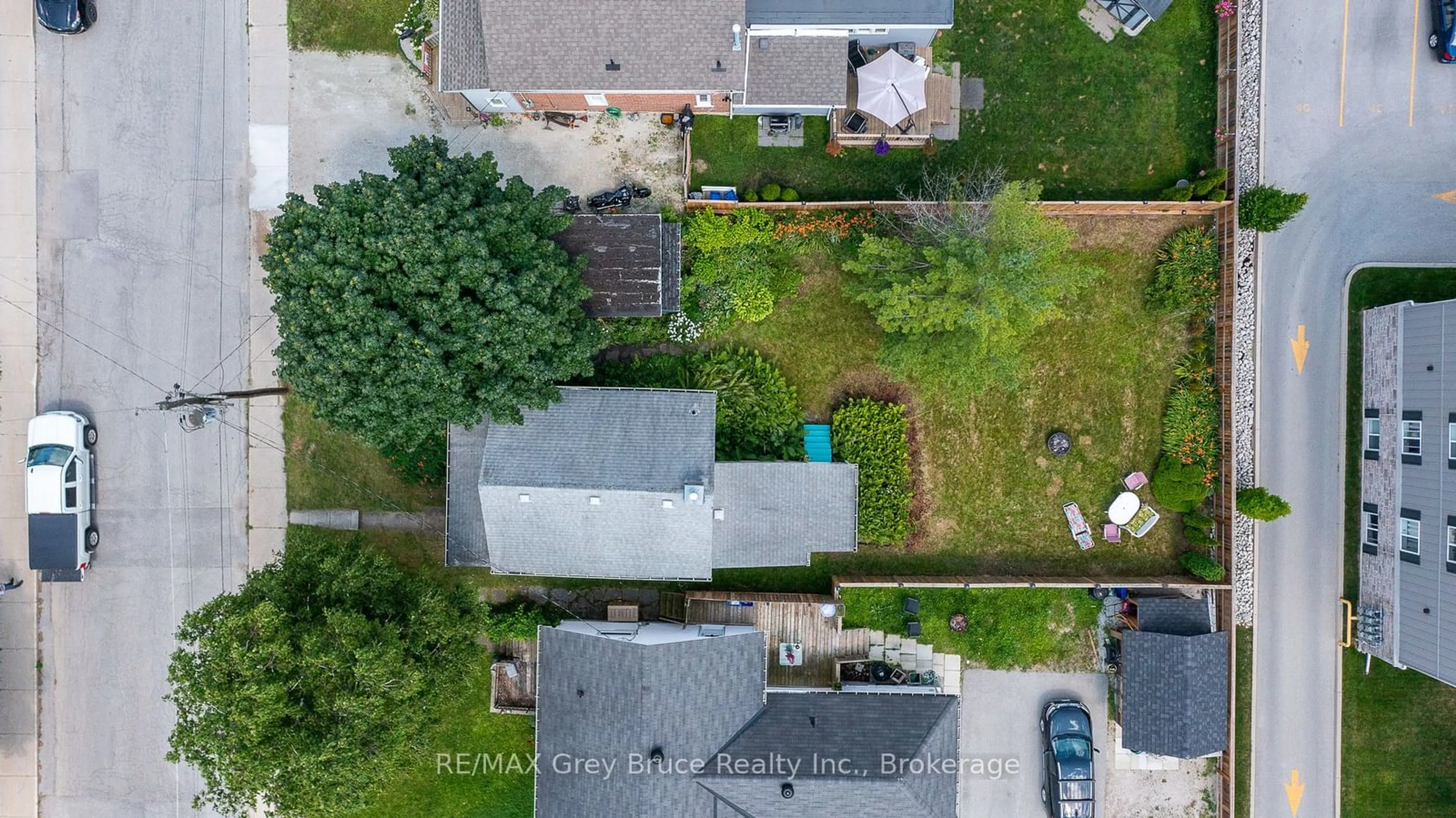 A pic from outside/outdoor area/front of a property/back of a property/a pic from drone, street for 1809 3rd Ave, Owen Sound Ontario N4K 4R7