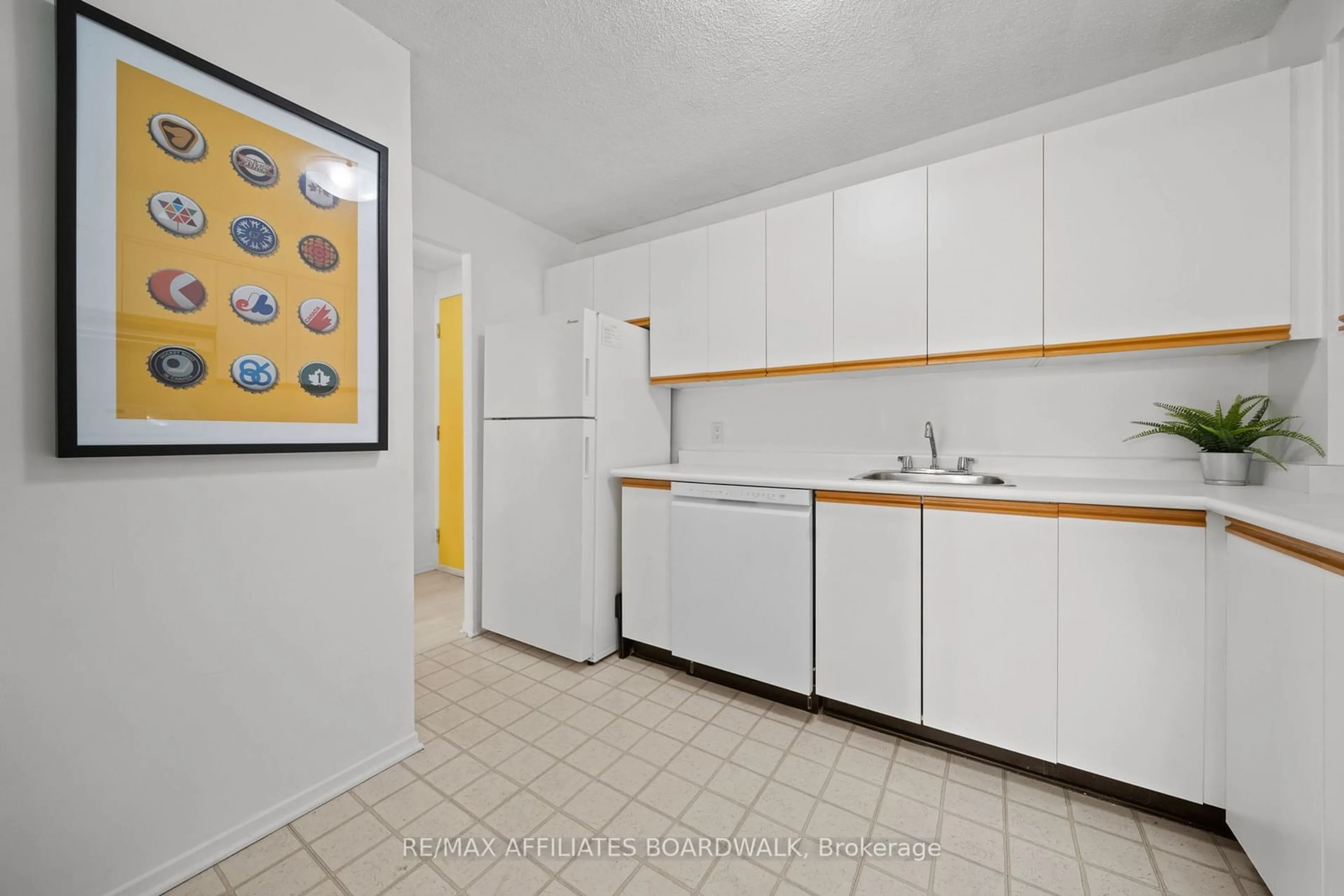 Standard kitchen, ceramic/tile floor for 1025 Grenon Ave #621, Britannia Heights - Queensway Terrace N and Area Ontario K2B 8S5