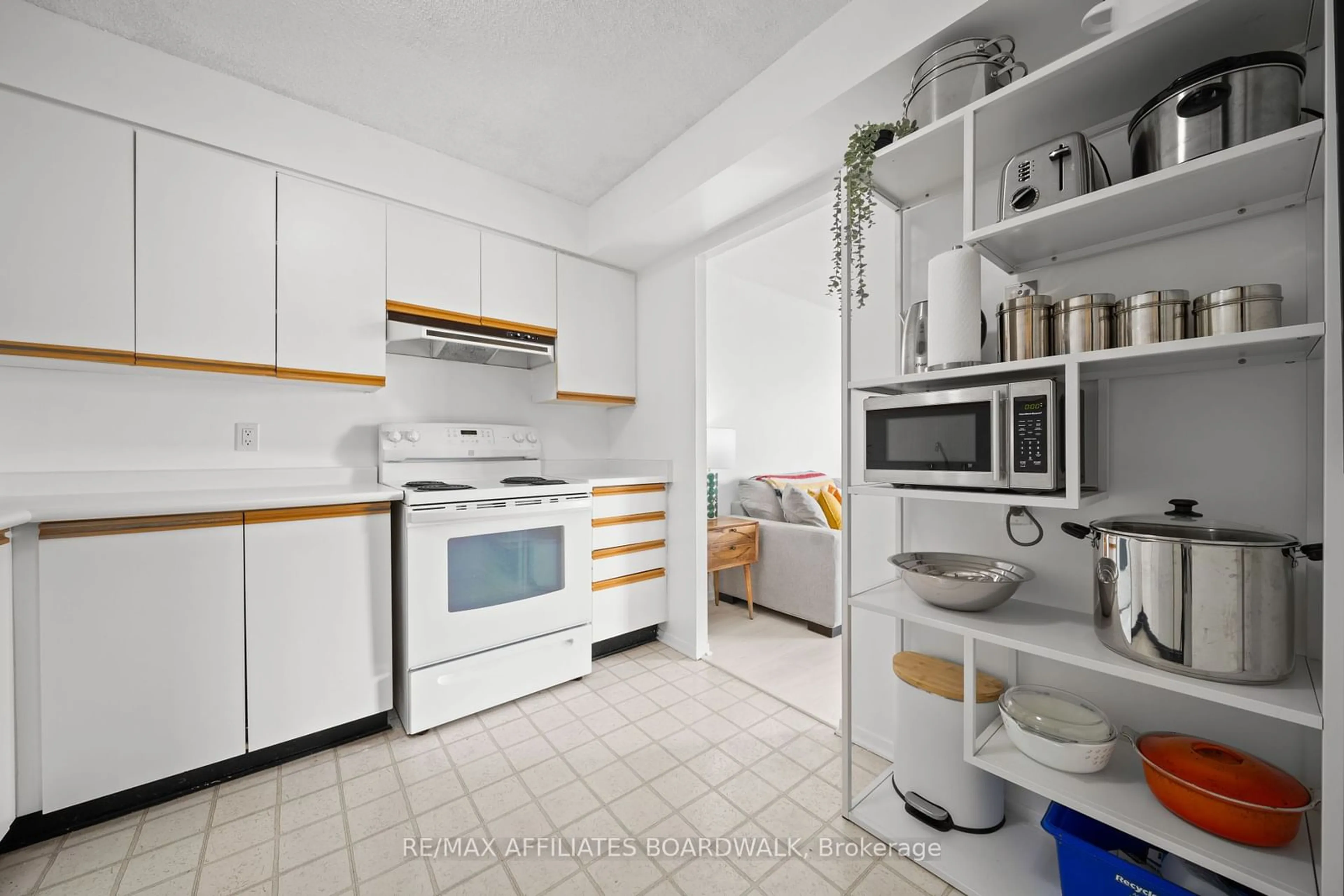 Standard kitchen, ceramic/tile floor for 1025 Grenon Ave #621, Britannia Heights - Queensway Terrace N and Area Ontario K2B 8S5