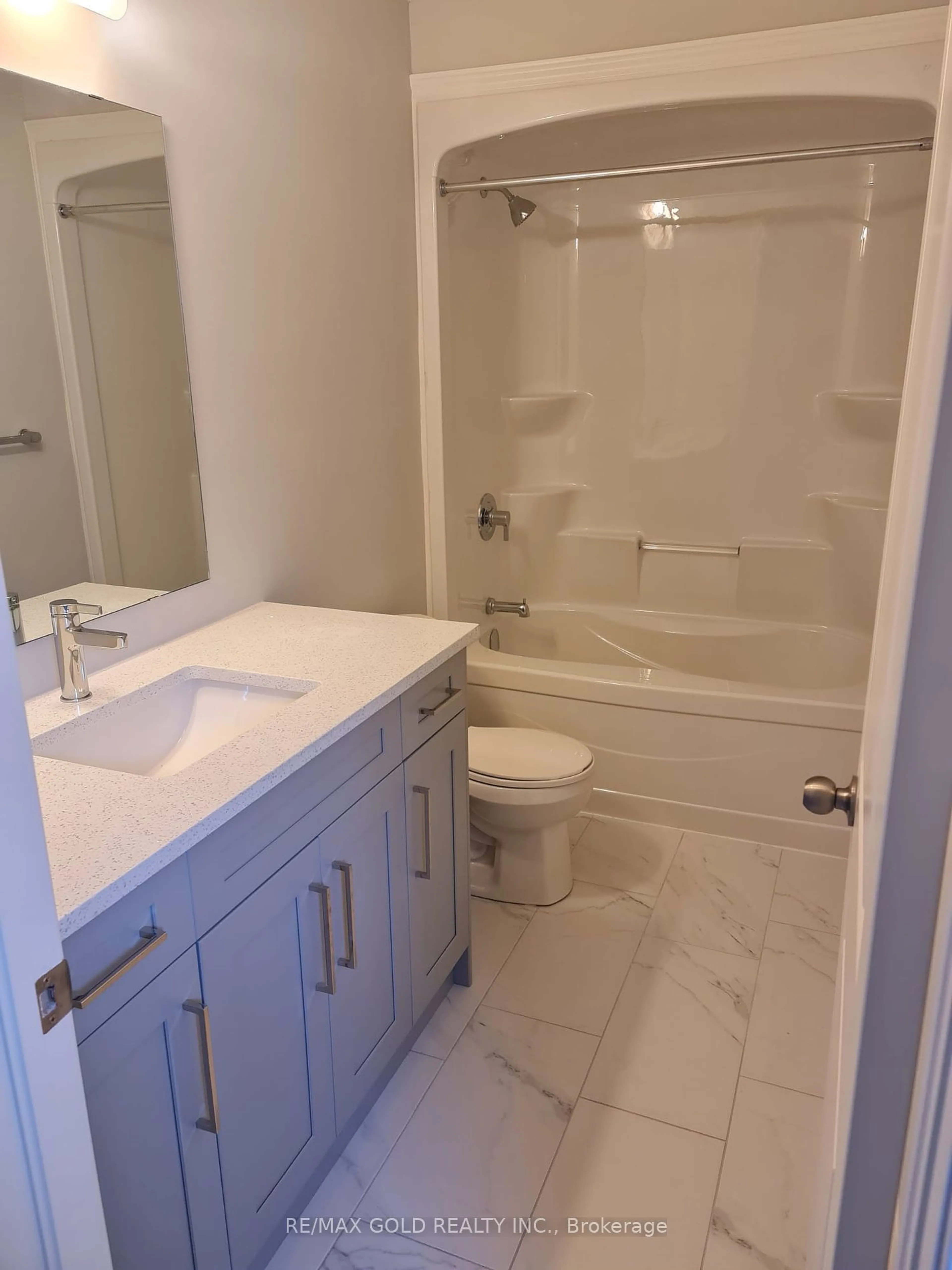 Standard bathroom, ceramic/tile floor for 3834 Aukland Ave, London Ontario N6L 0J2