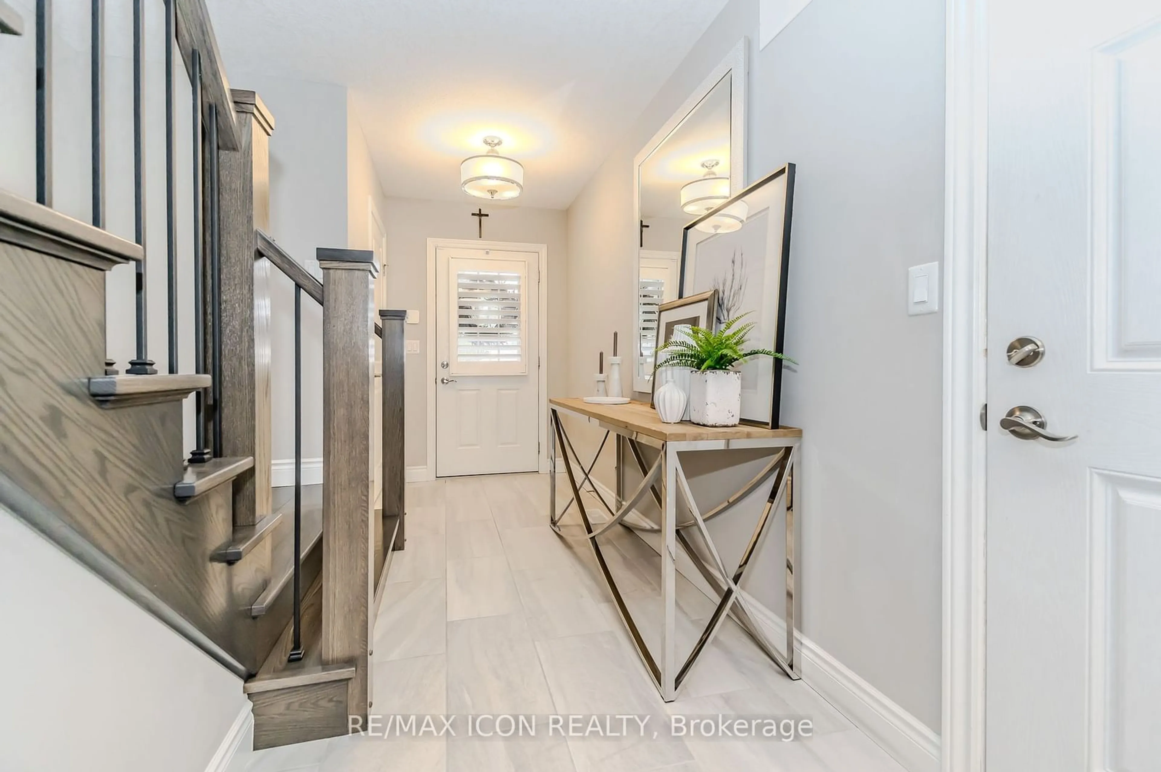 Indoor entryway for 625 Blackbridge Rd #5, Cambridge Ontario N3C 0G6