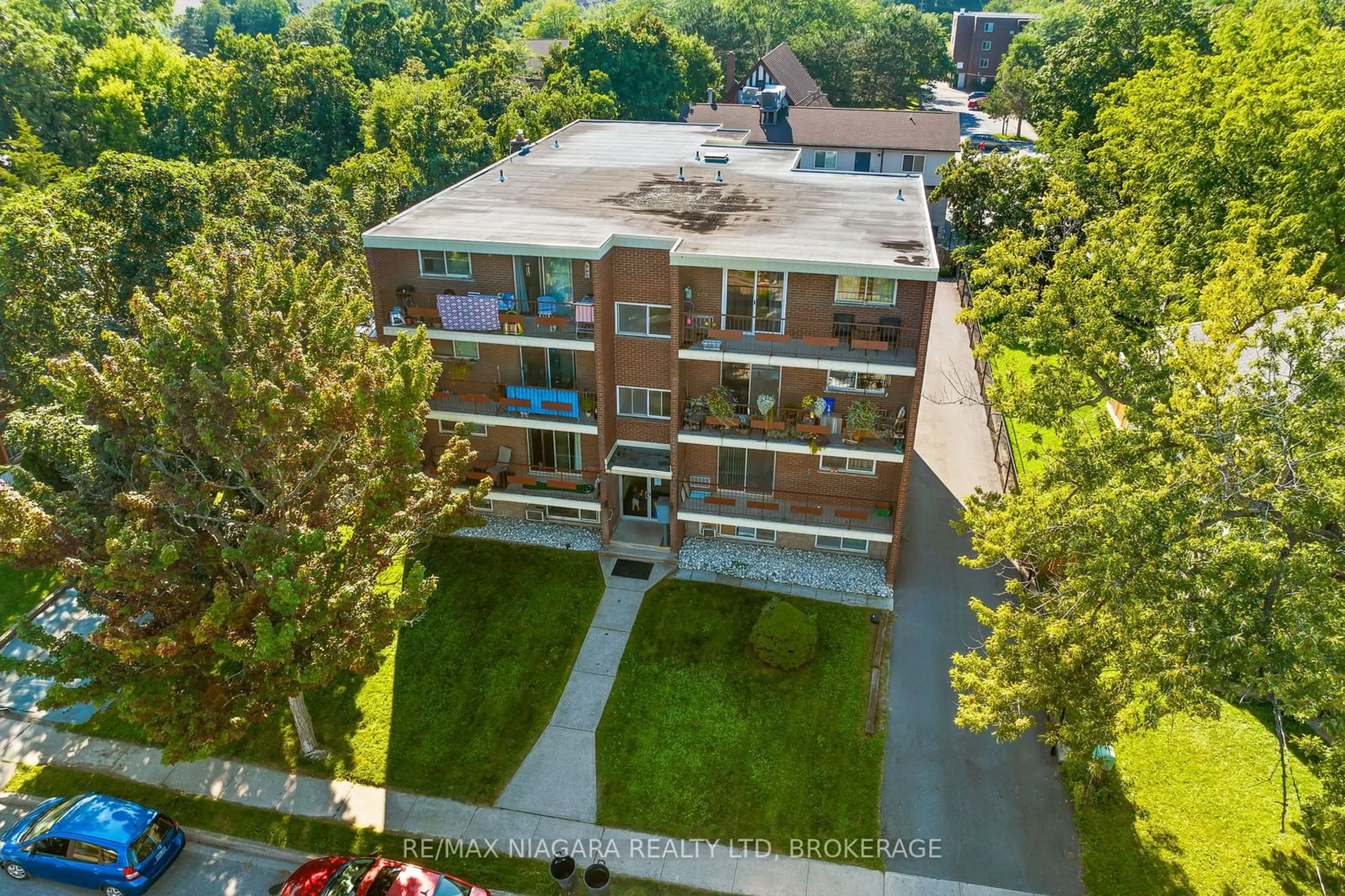 A pic from outside/outdoor area/front of a property/back of a property/a pic from drone, unknown for 41 Carleton St, Thorold Ontario L2V 1Z7