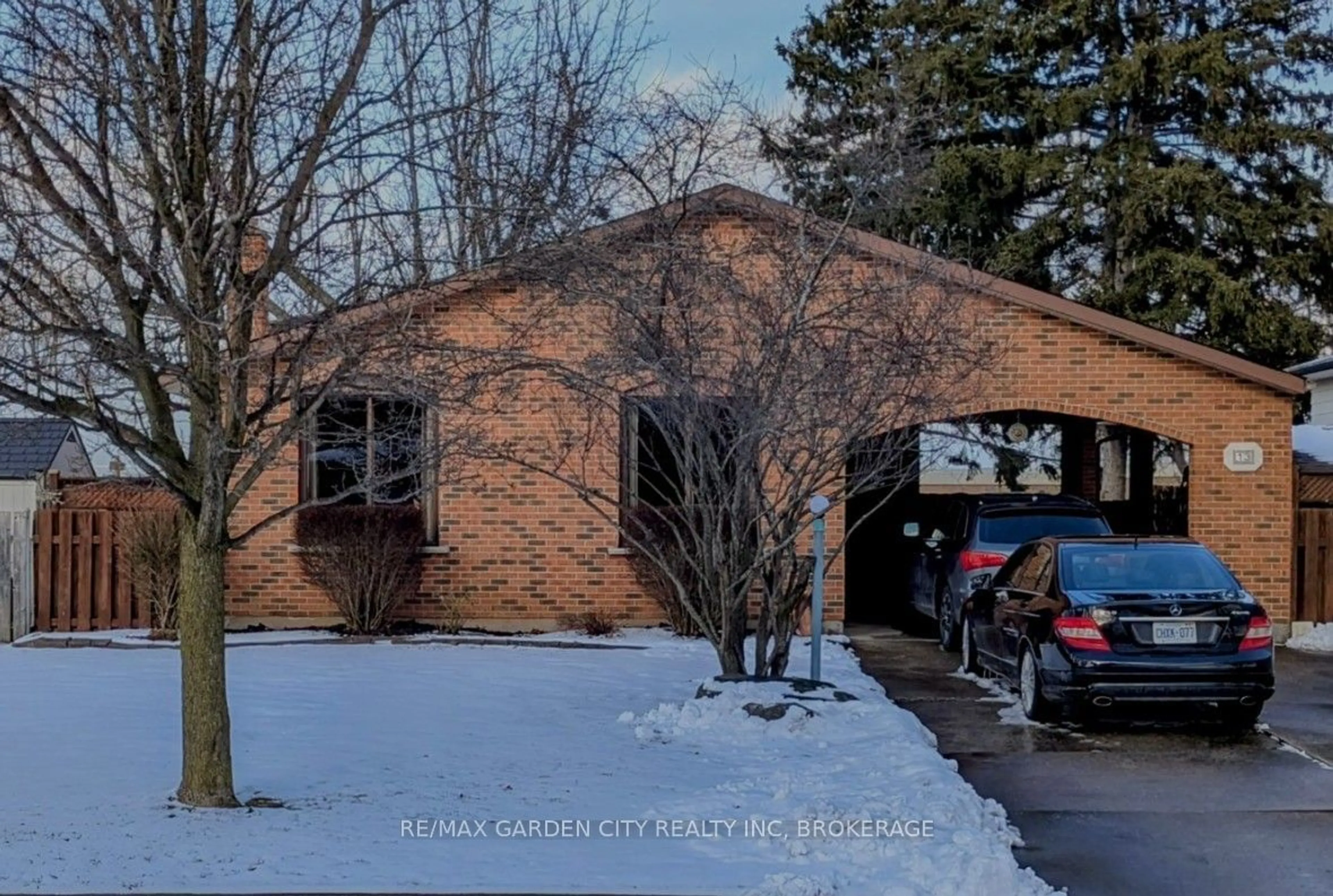 Indoor garage for 13 Shetland Cres, St. Catharines Ontario L2P 3P6