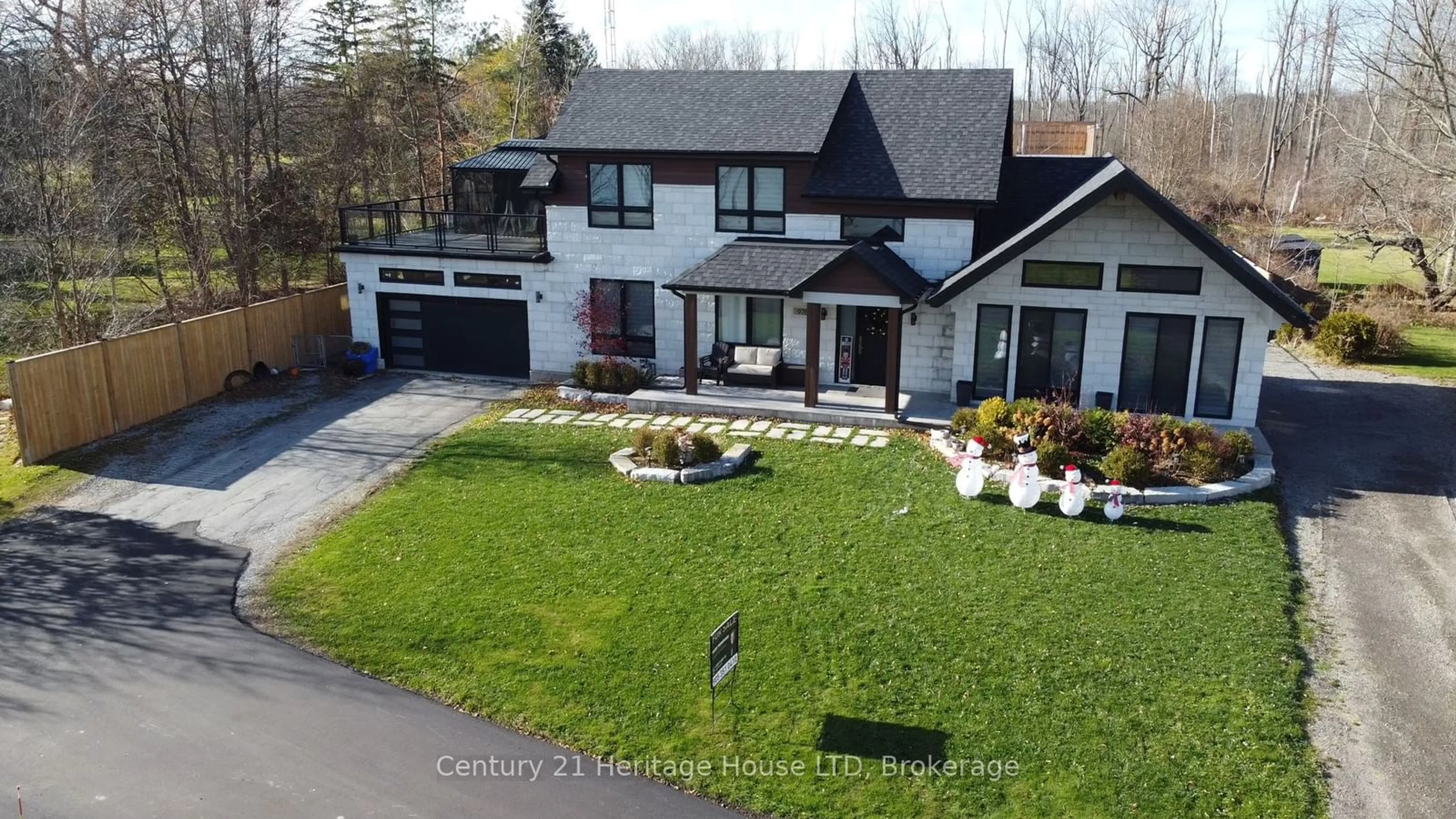 A pic from outside/outdoor area/front of a property/back of a property/a pic from drone, street for 9785 Niagara Pkwy, Niagara Falls Ontario L2E 6S6