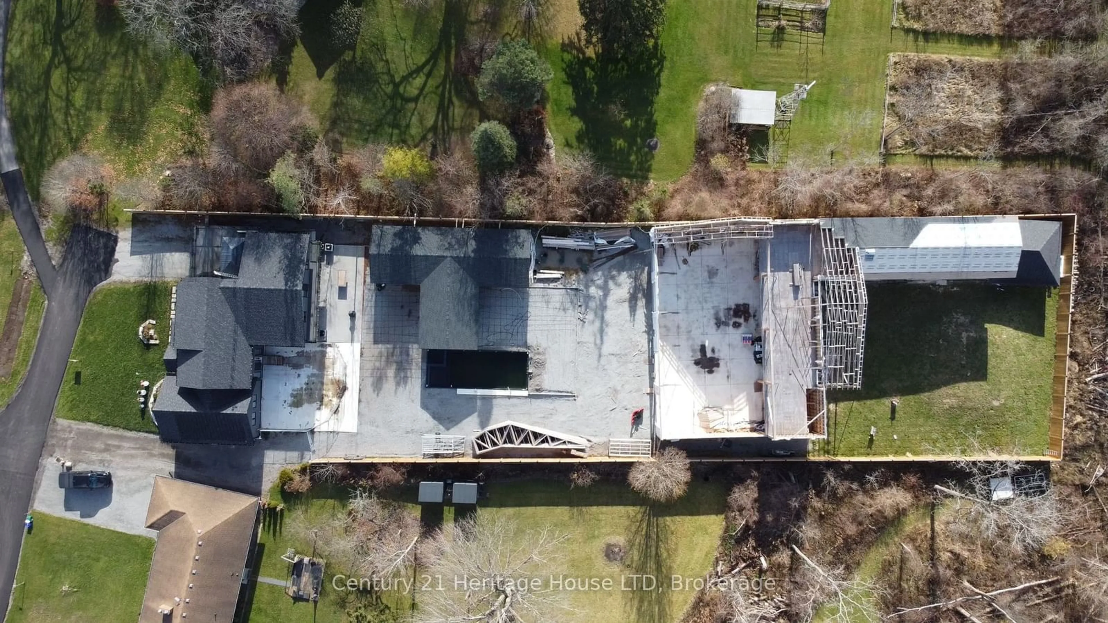 A pic from outside/outdoor area/front of a property/back of a property/a pic from drone, building for 9785 Niagara Pkwy, Niagara Falls Ontario L2E 6S6