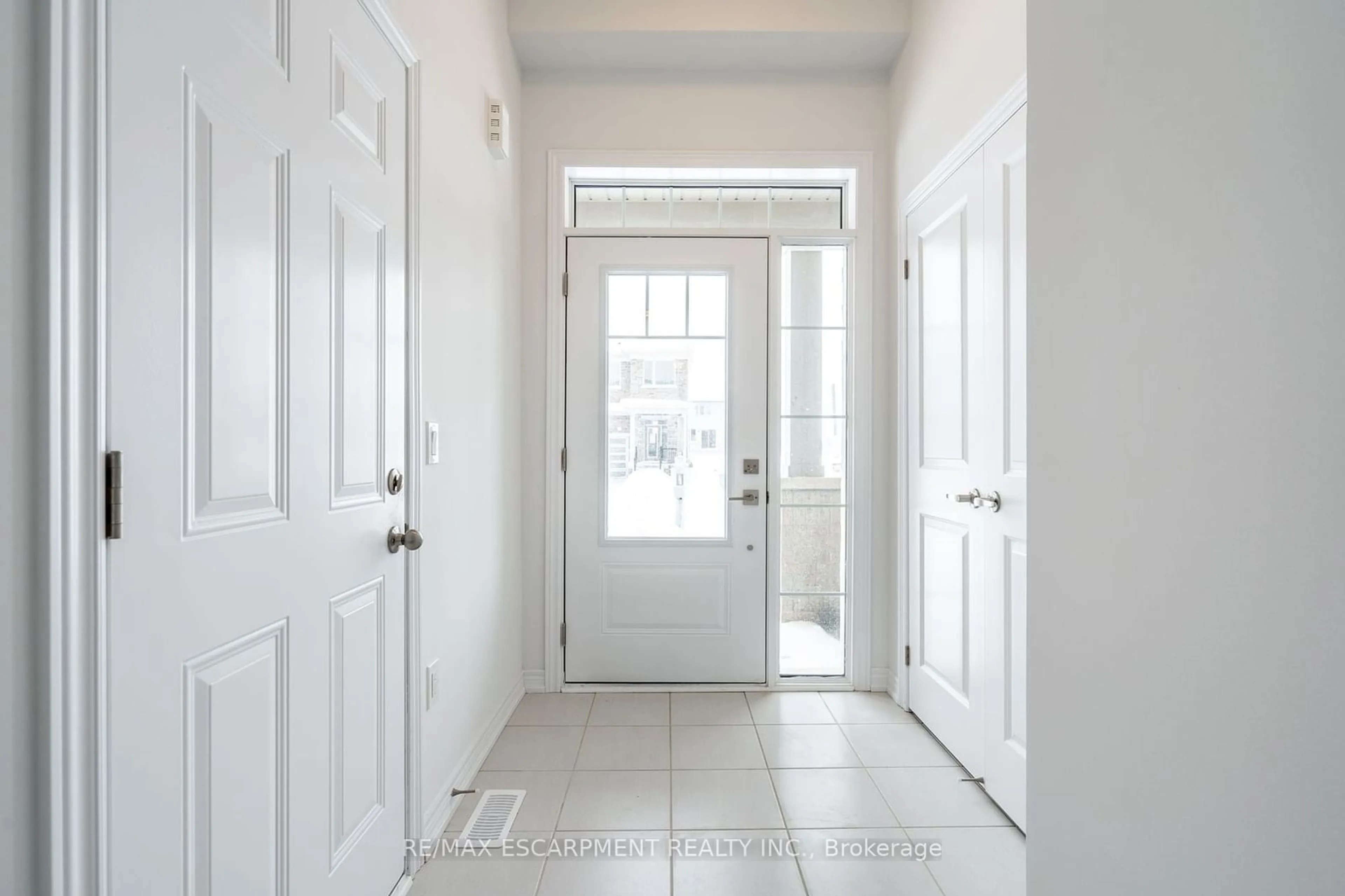 Indoor entryway for 17 Prest Way, Centre Wellington Ontario N1M 0K4