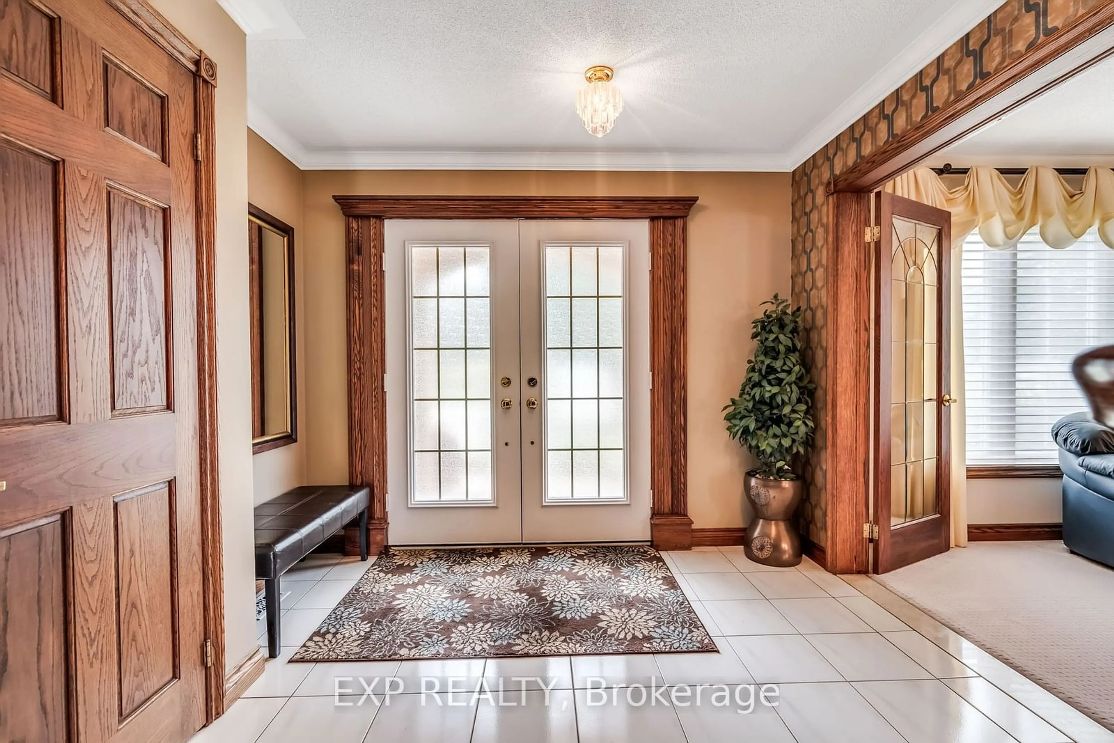 Indoor entryway for 7689 Mount Carmel Blvd, Niagara Falls Ontario L2H 2Y3