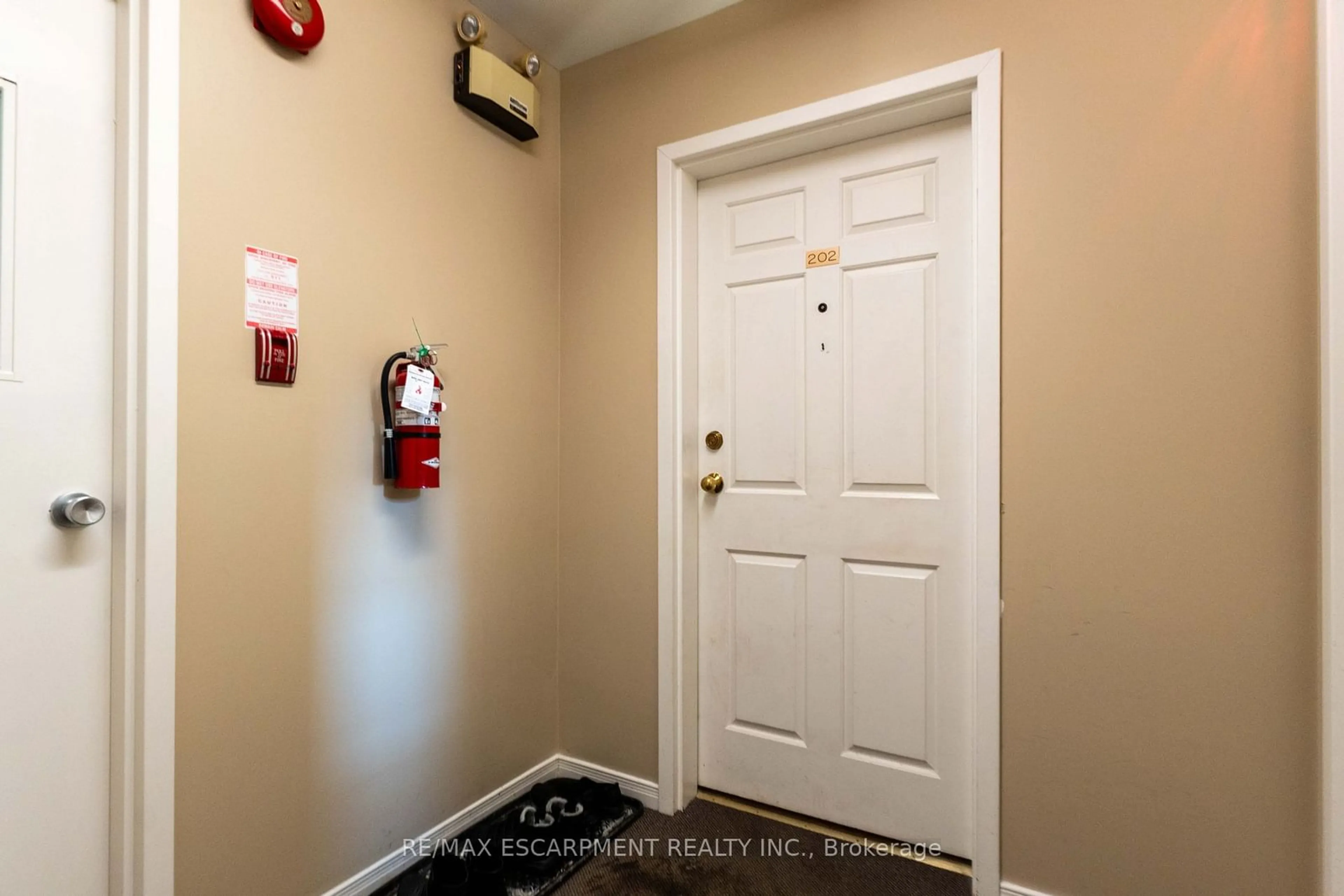 Indoor entryway for 213 Sydenham St #202C, Brant Ontario N3R 3Z6