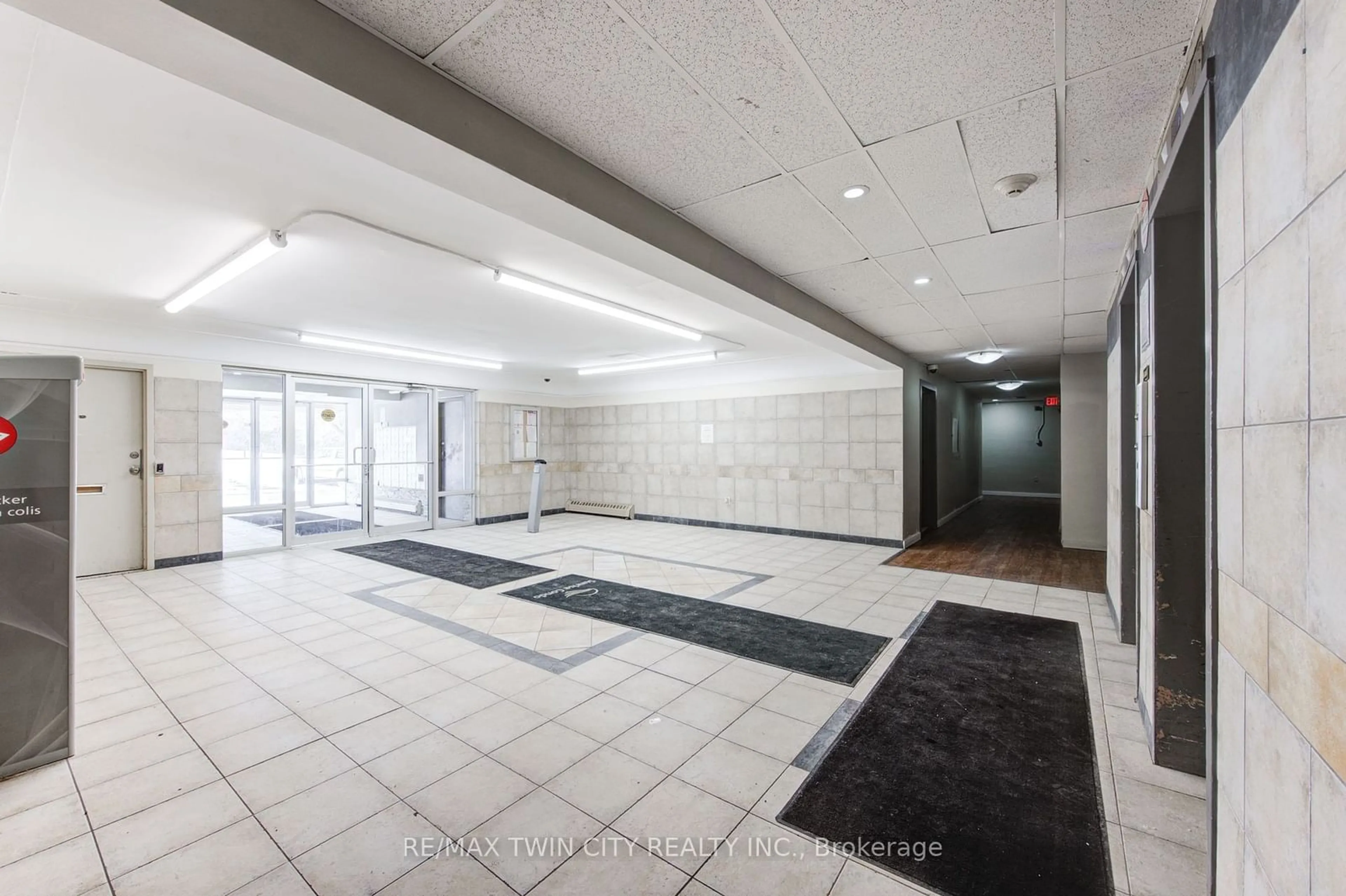 Indoor foyer for 573 Mornington Ave #707, London Ontario N5Y 4T9