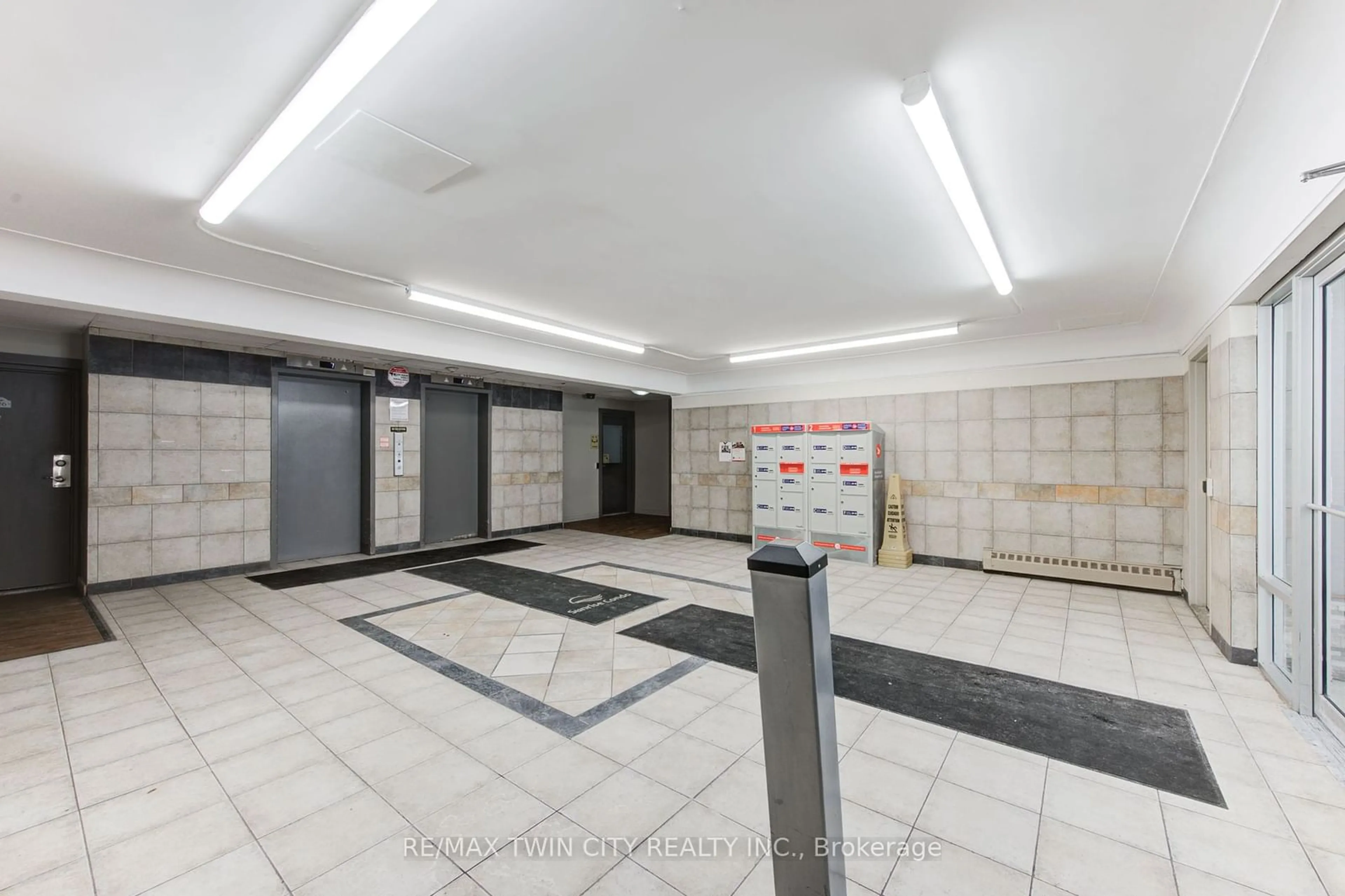 Indoor foyer for 573 Mornington Ave #707, London Ontario N5Y 4T9