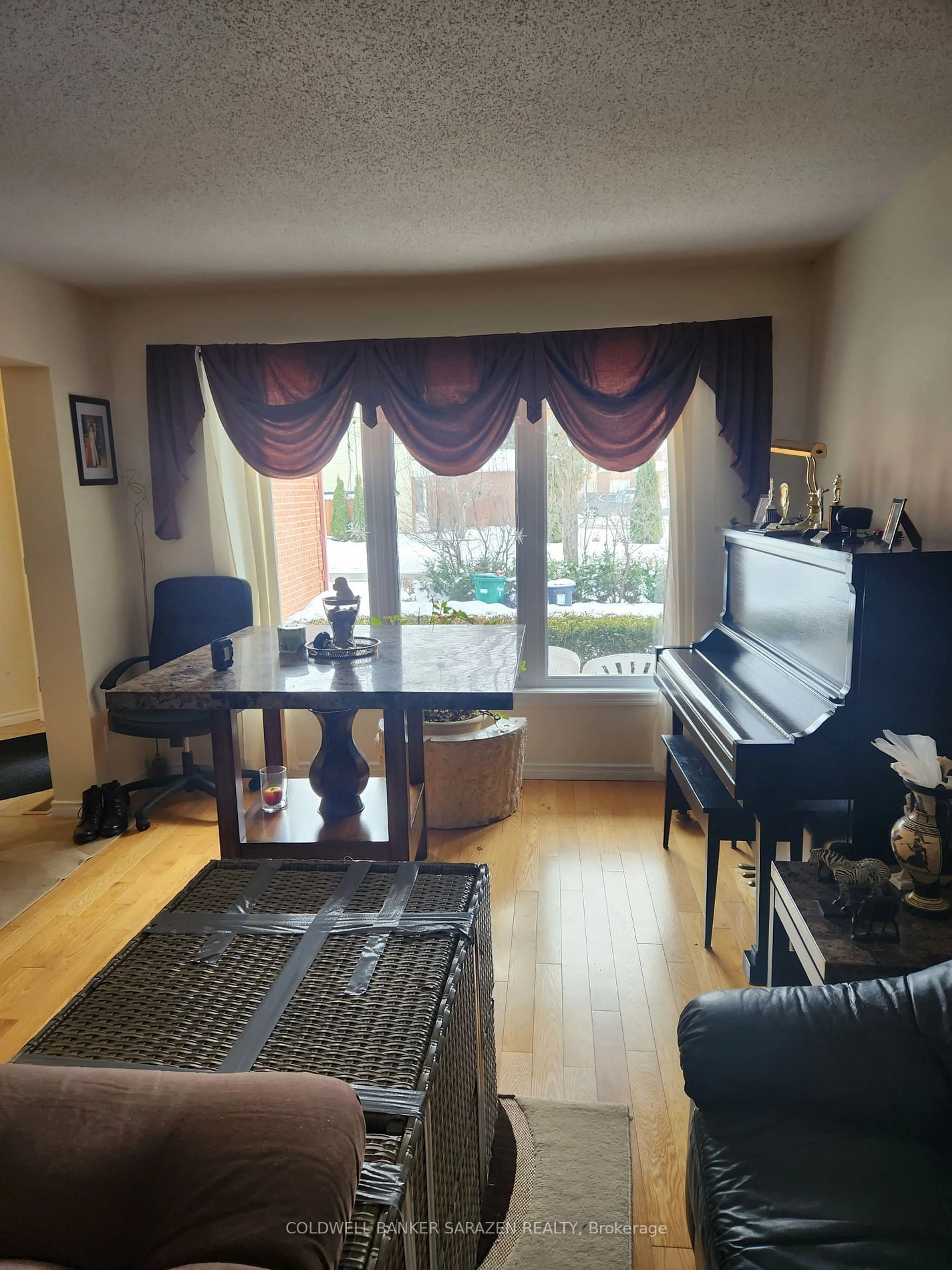 Living room with furniture, unknown for 31 Dossetter Way, Hunt Club - South Keys and Area Ontario K1G 4S3