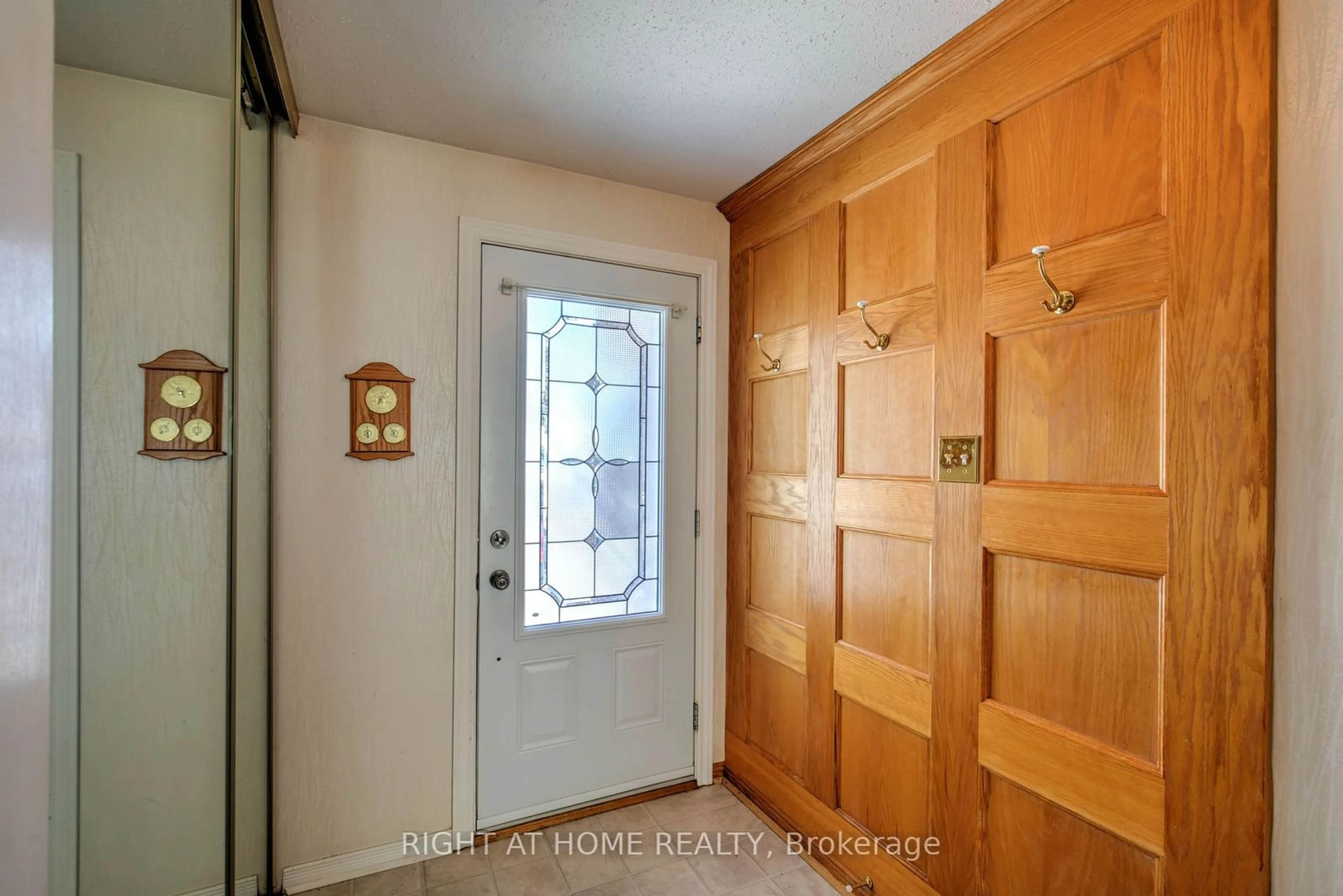 Indoor entryway for 1223 Cedarcroft Cres, Cyrville - Carson Grove - Pineview Ontario K1B 5G9