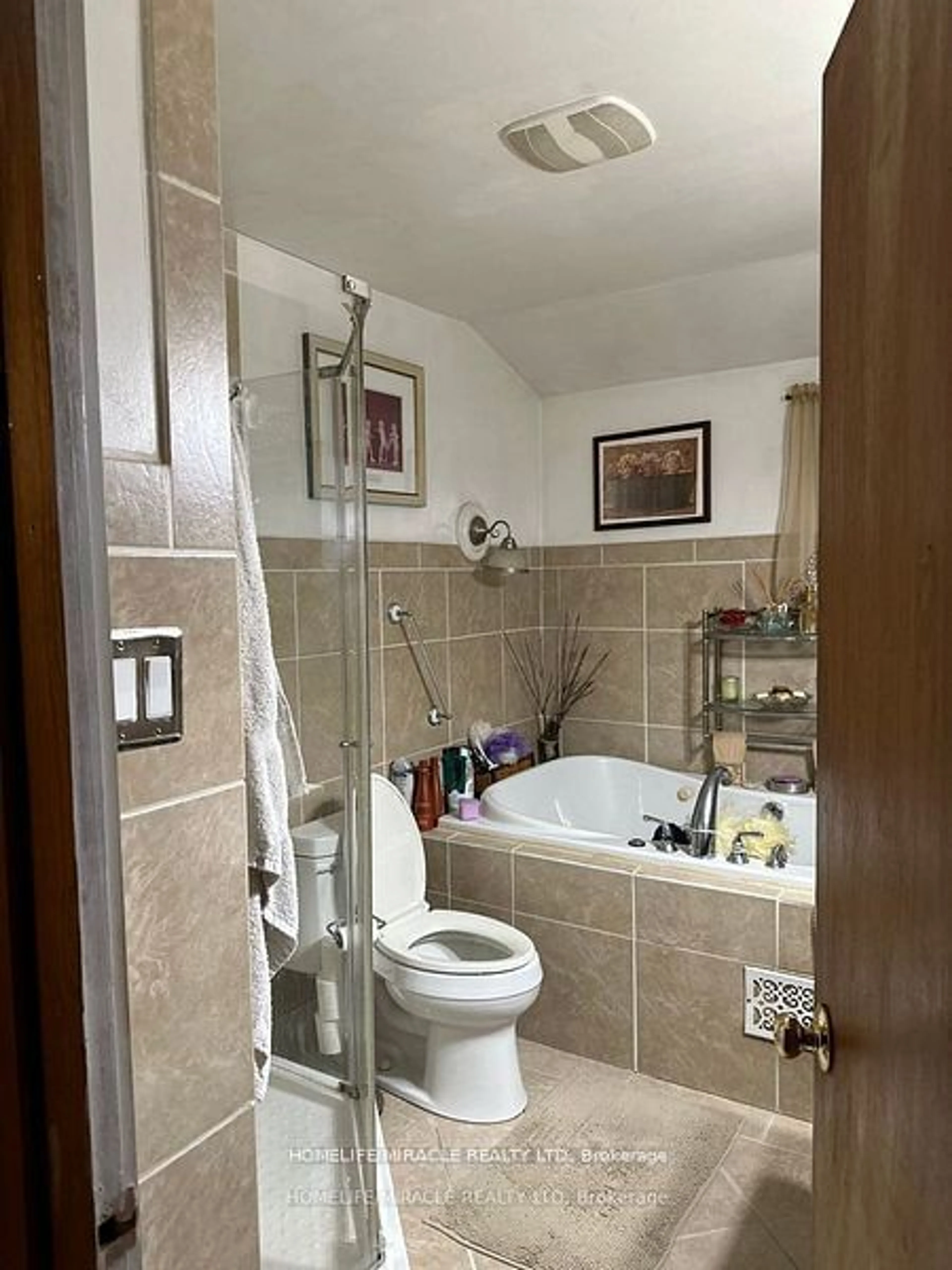 Standard bathroom, ceramic/tile floor for 5028 Wellington 125 Rd, Erin Ontario L7J 2L9