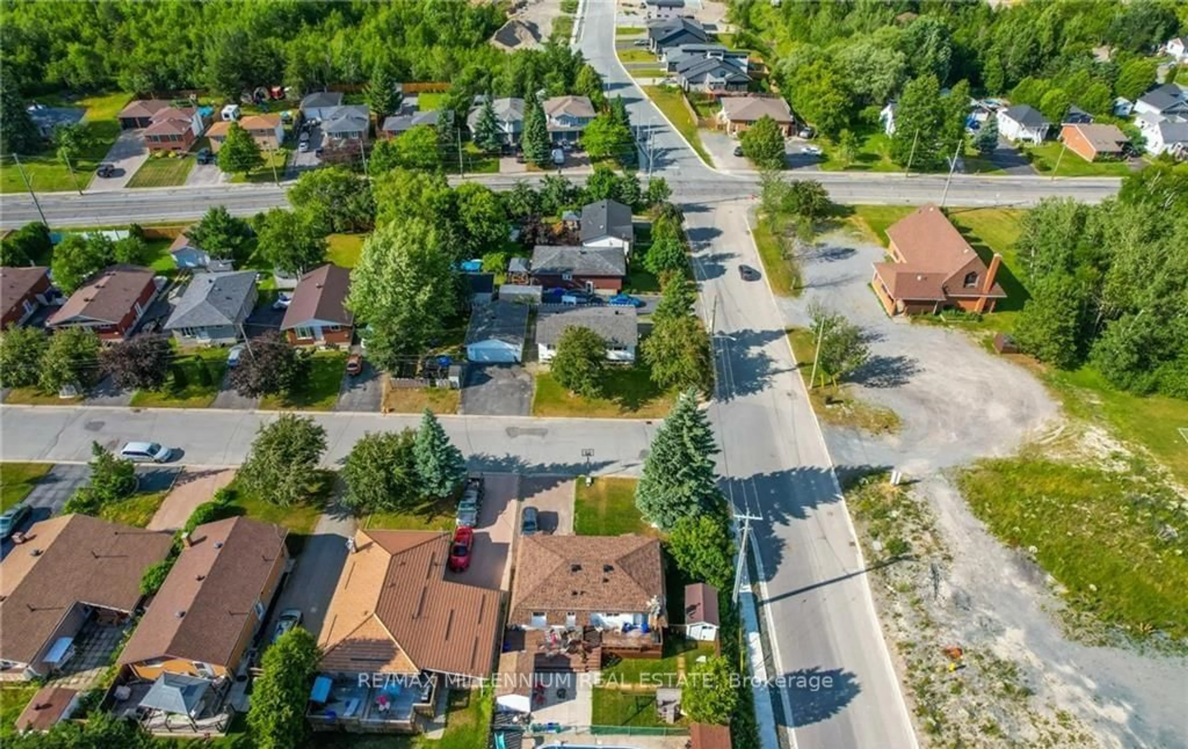 A pic from outside/outdoor area/front of a property/back of a property/a pic from drone, street for 2644 Dorsett Dr, Baldwin Ontario P3B 3Y5