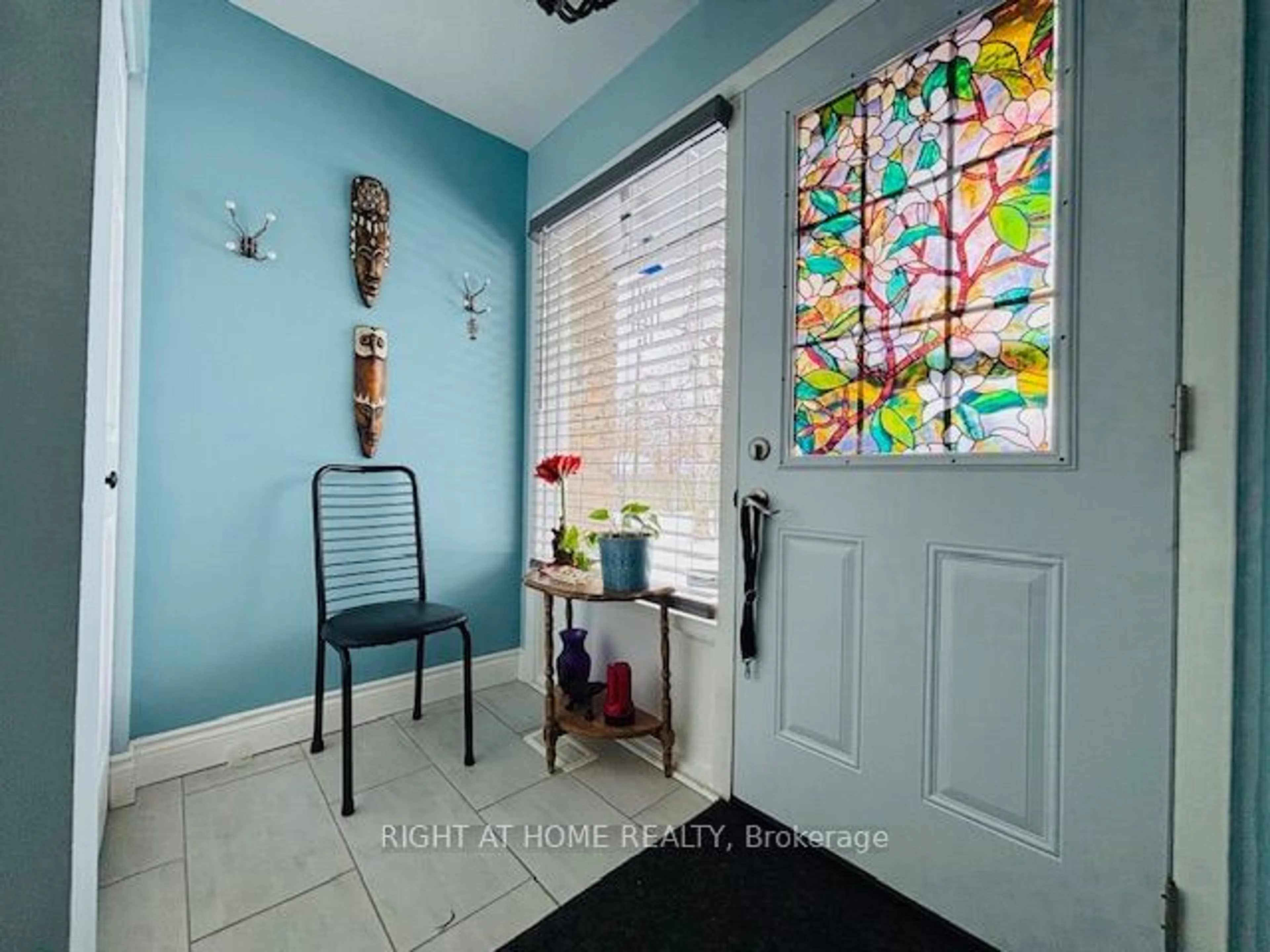 Indoor entryway for 740 Chamberlain St #20, Peterborough Ontario K9J 4M3