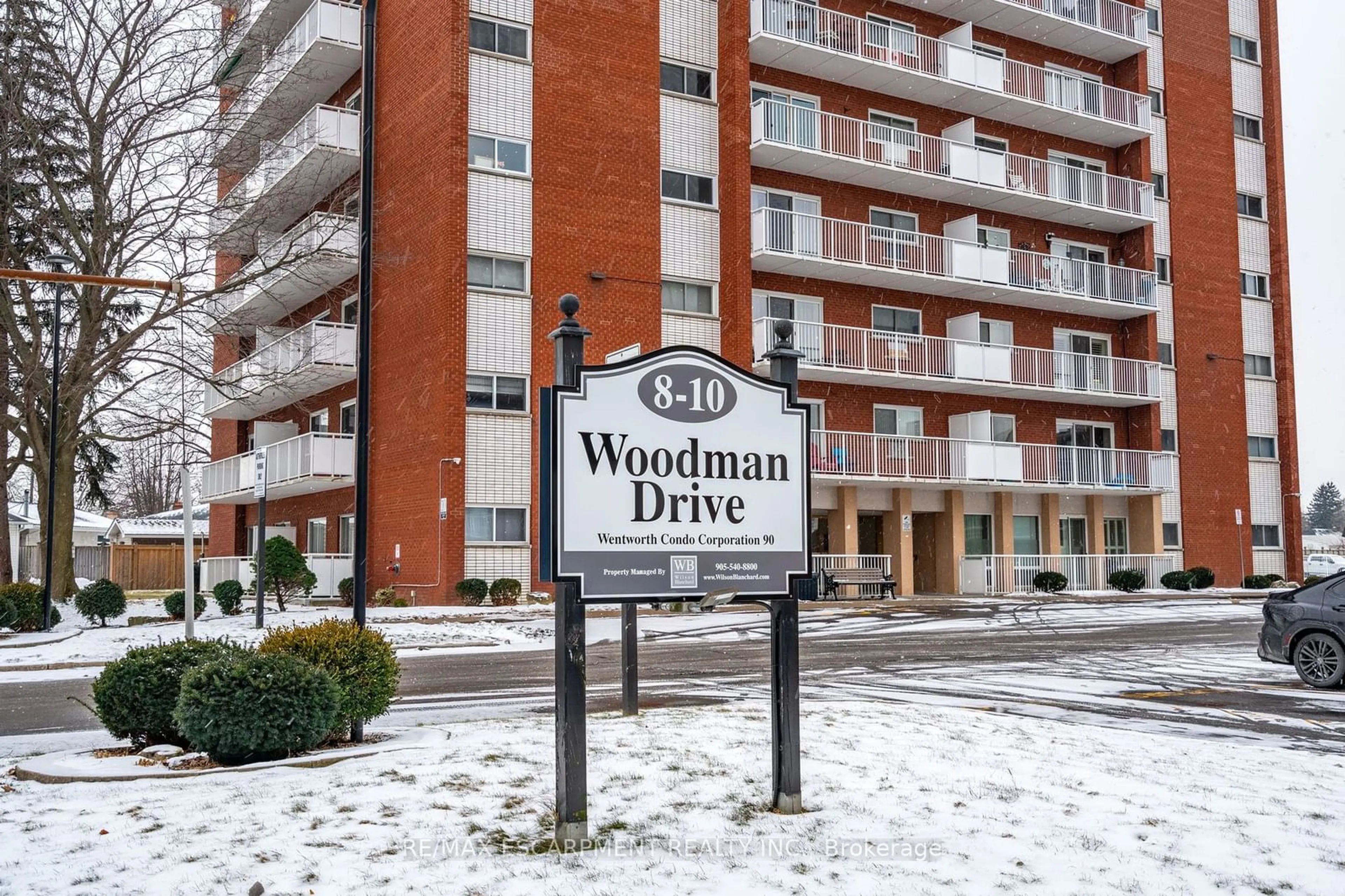 Indoor foyer for 10 WOODMAN Dr #304, Hamilton Ontario L8K 4E1